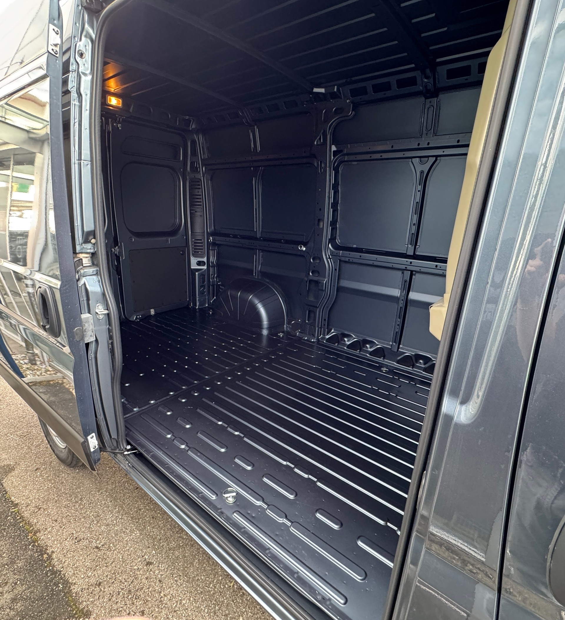 PEUGEOT Boxer 2.2 HDI 335 L2H2 EAT8-image-9