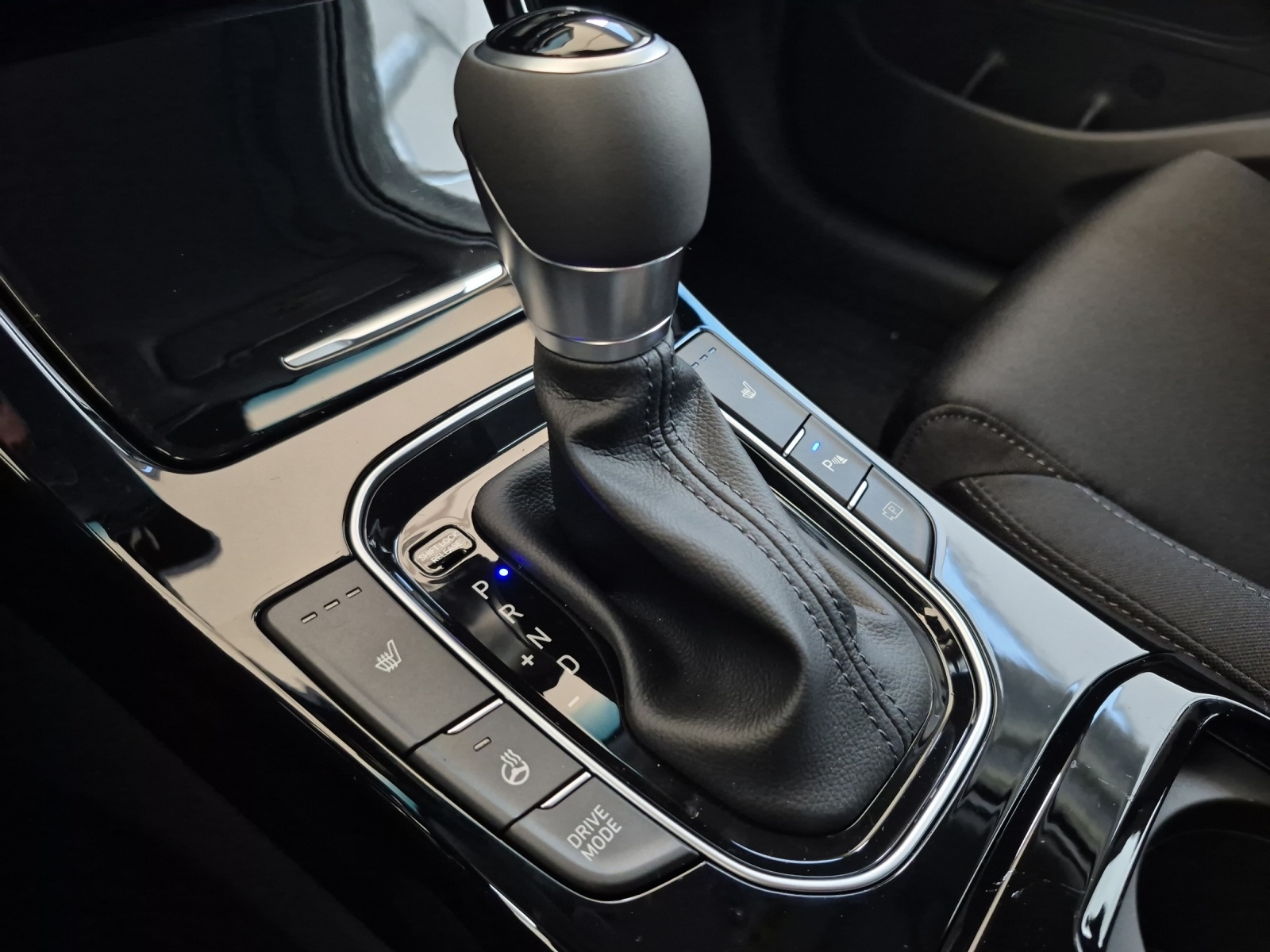 HYUNDAI i30 1.5 T-GDi Amplia-image-14