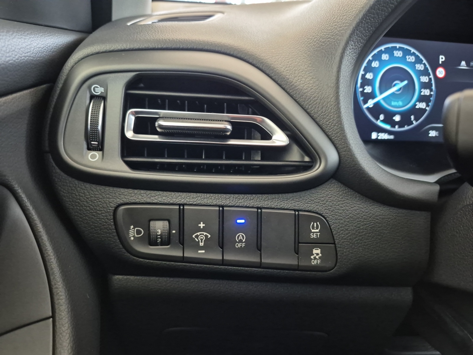HYUNDAI i30 1.5 T-GDi Amplia-image-15
