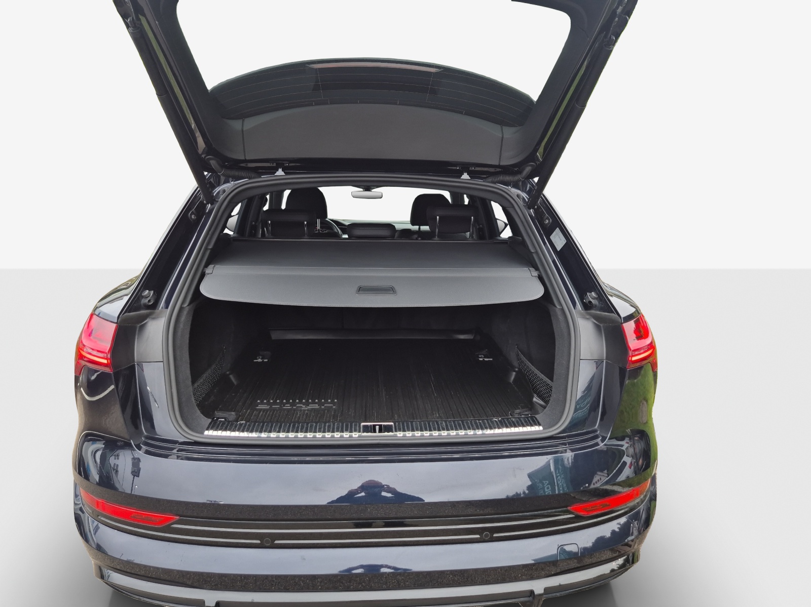 AUDI e-tron S quattro-image-13