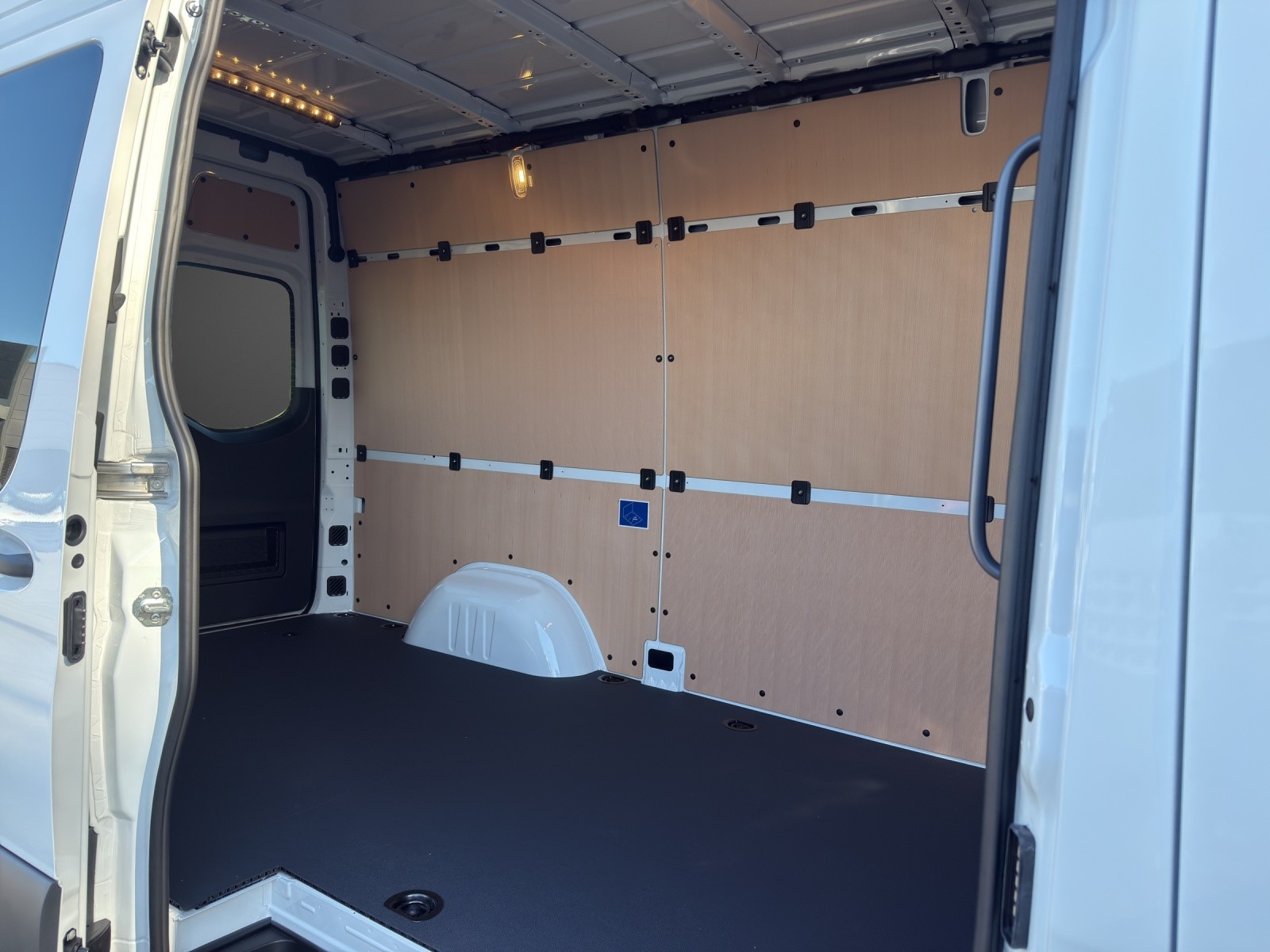 MERCEDES-BENZ eSprinter 320 81kWh Standard Hoch Pro-image-7
