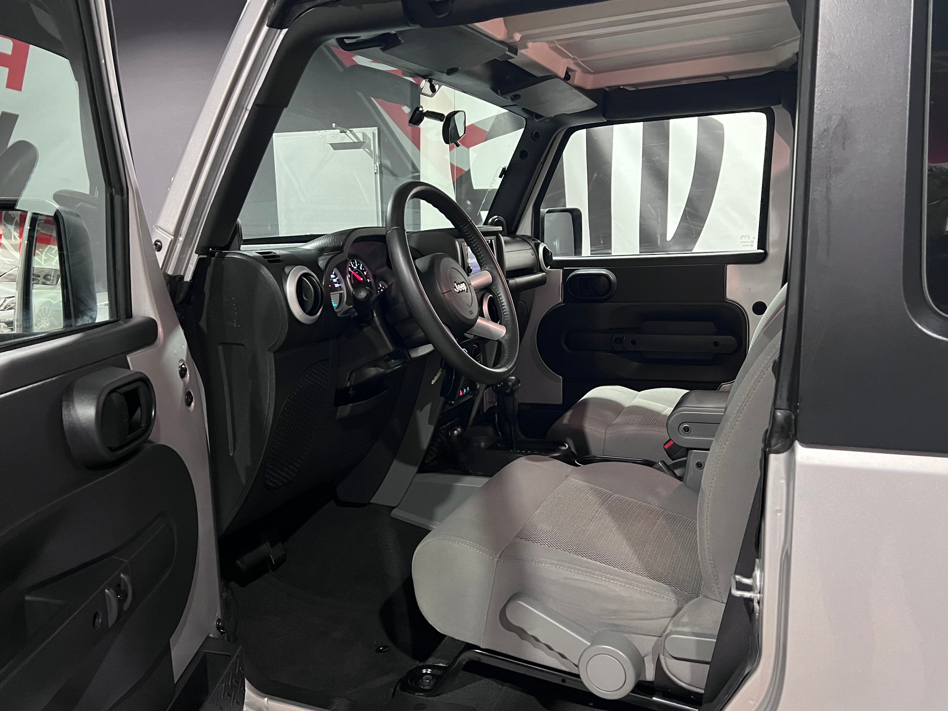 JEEP Wrangler 3.8 Sahara Automatic-image-8