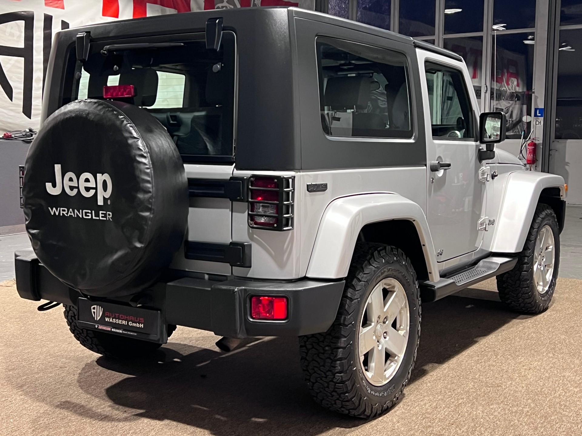 JEEP Wrangler 3.8 Sahara Automatic-image-2