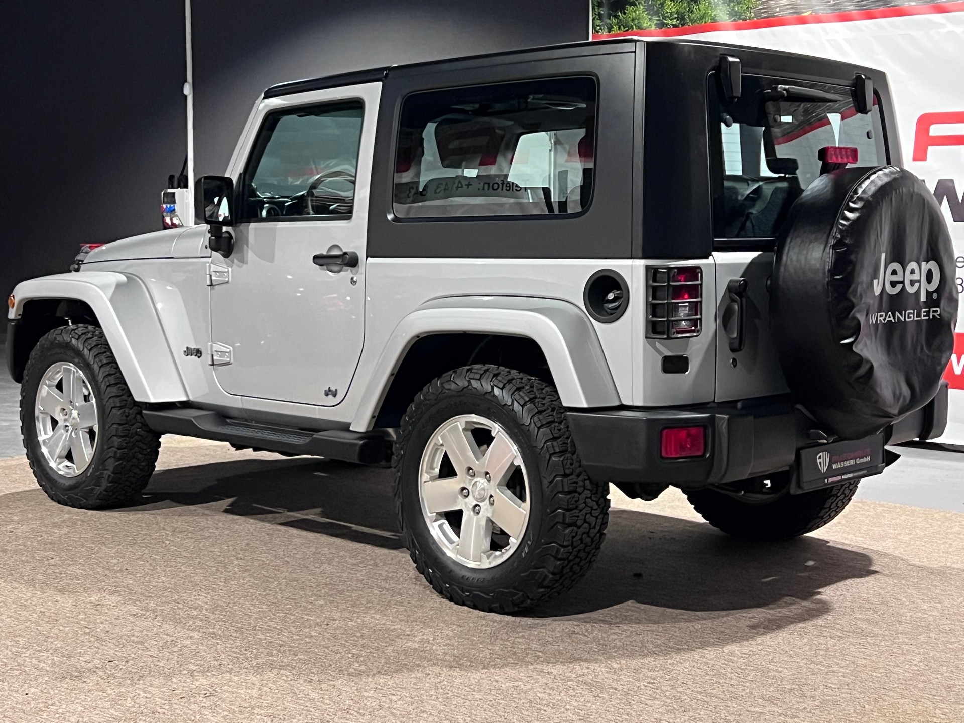 JEEP Wrangler 3.8 Sahara Automatic-image-4
