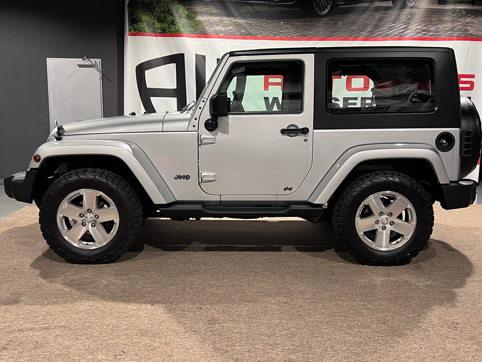 JEEP Wrangler 3.8 Sahara Automatic-image-5