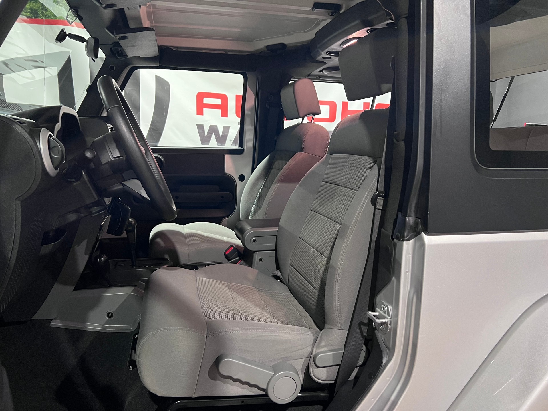 JEEP Wrangler 3.8 Sahara Automatic-image-9