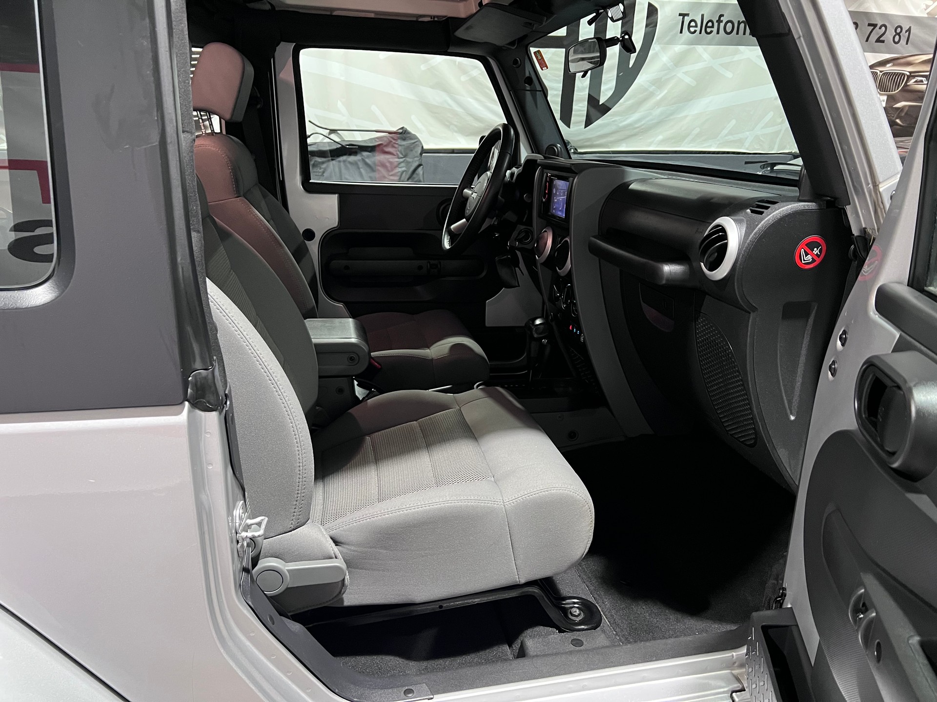 JEEP Wrangler 3.8 Sahara Automatic-image-10