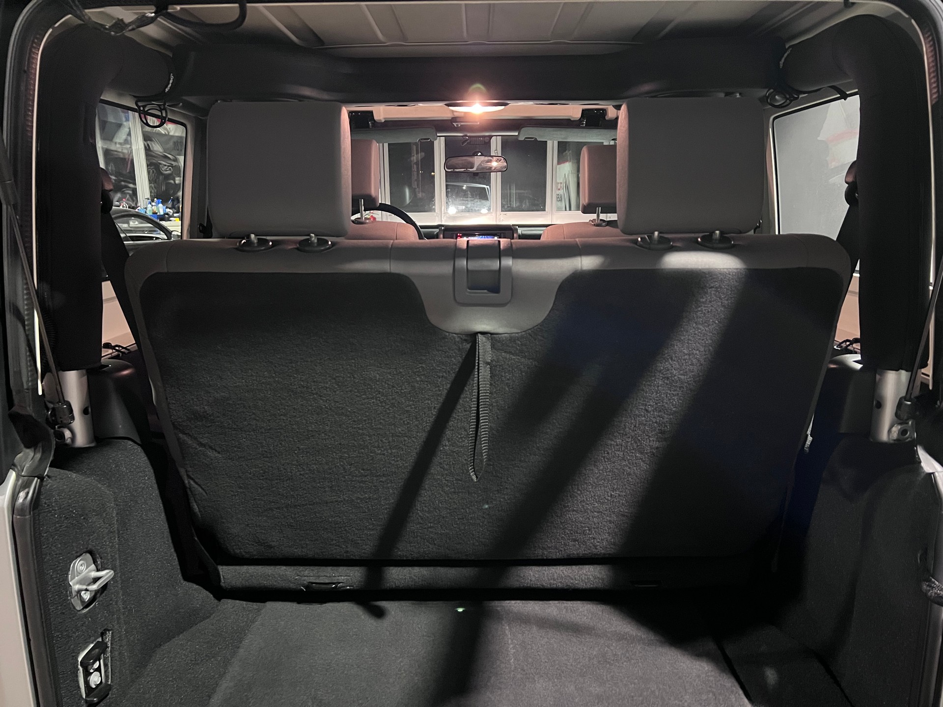 JEEP Wrangler 3.8 Sahara Automatic-image-12