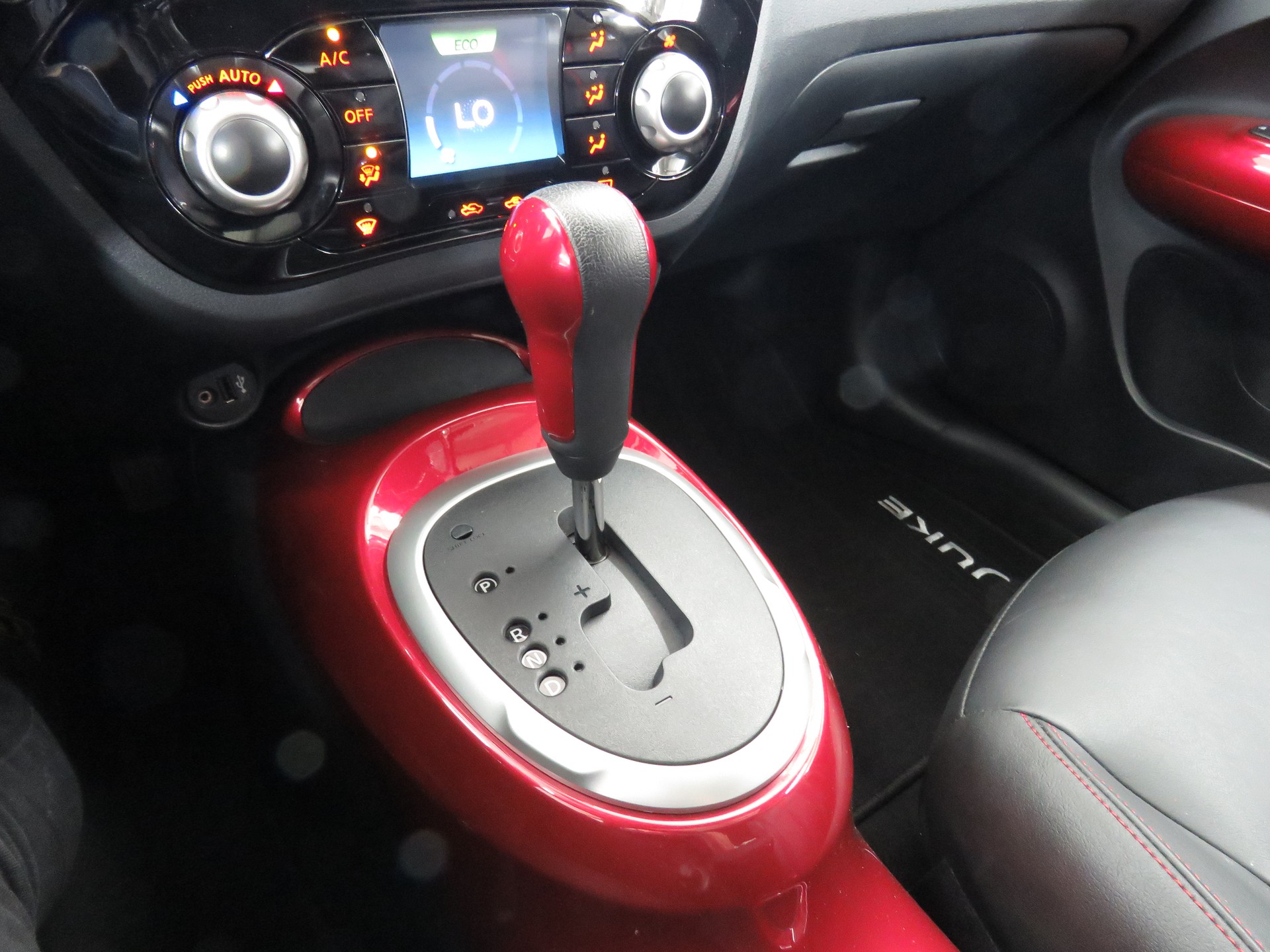 NISSAN Juke 1.6 DIG-T tekna 4x4 Xtronic M-CVT-image-15