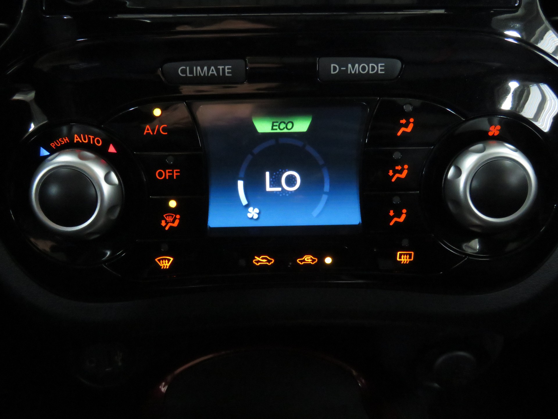 NISSAN Juke 1.6 DIG-T tekna 4x4 Xtronic M-CVT-image-21