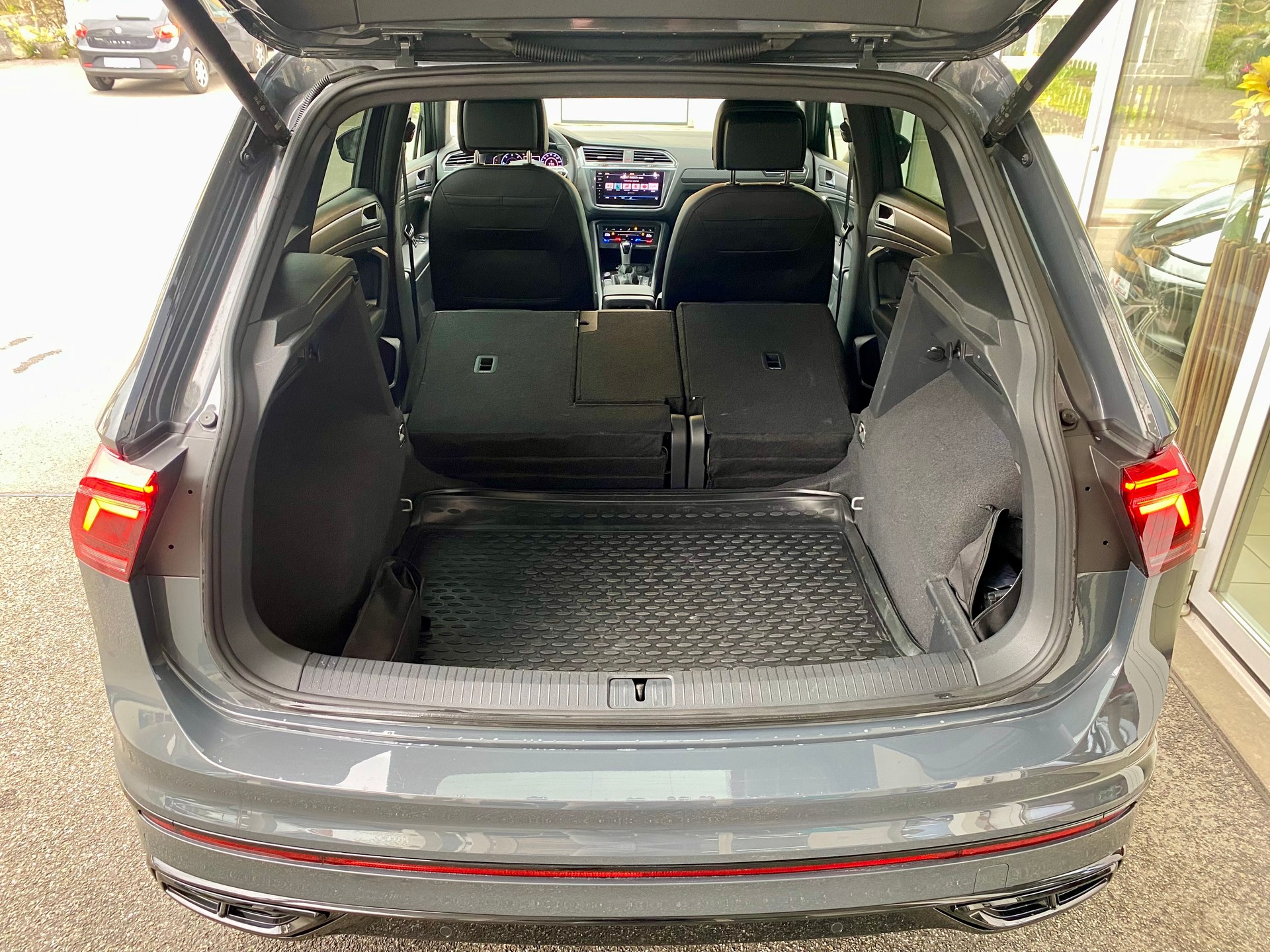 VW Tiguan 2.0 TDI SCR R-Line 4Motion DSG-image-11
