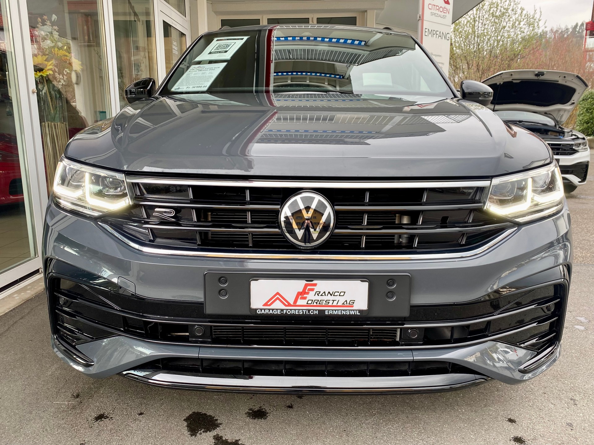 VW Tiguan 2.0 TDI SCR R-Line 4Motion DSG-image-2