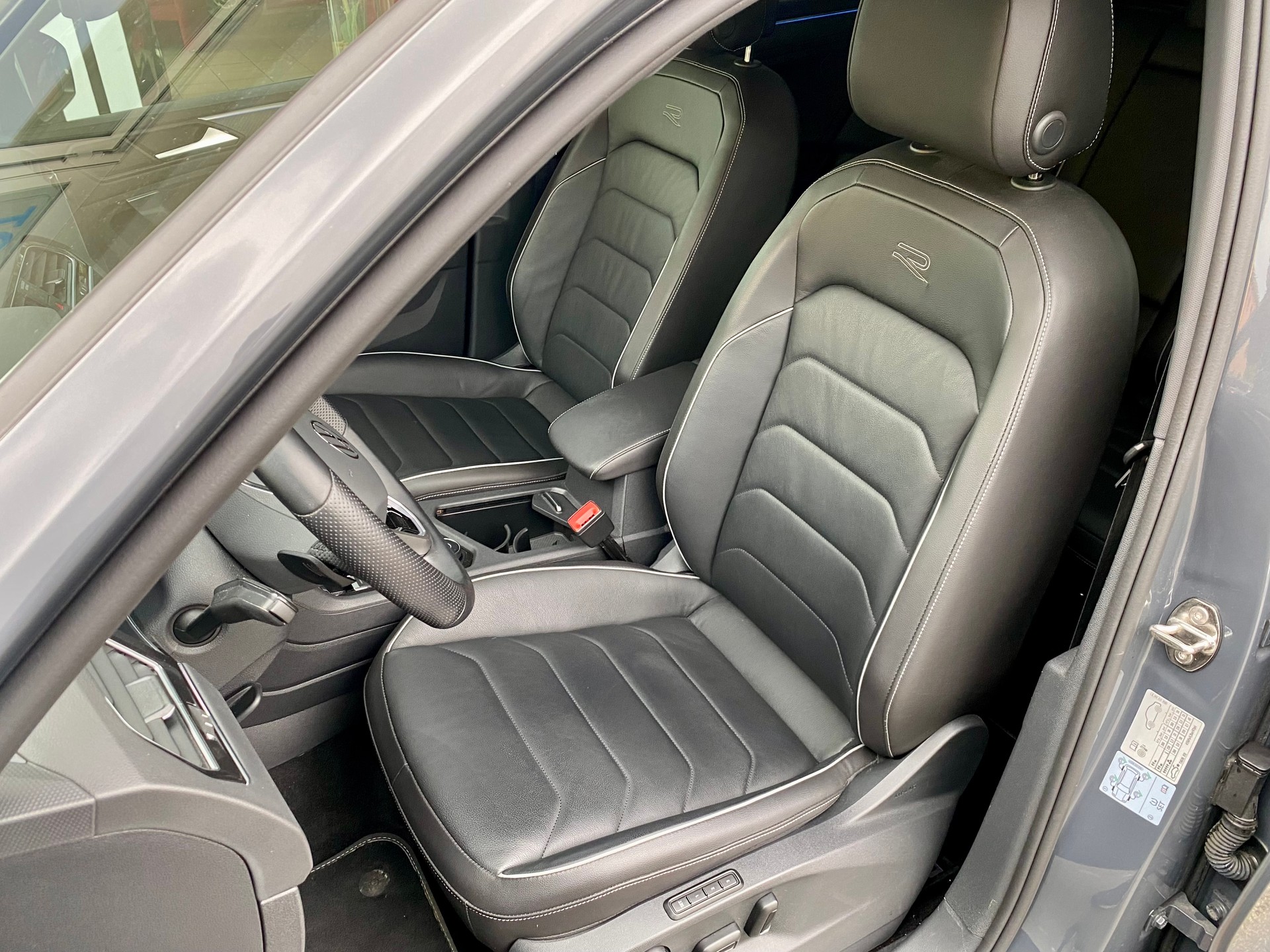 VW Tiguan 2.0 TDI SCR R-Line 4Motion DSG-image-3