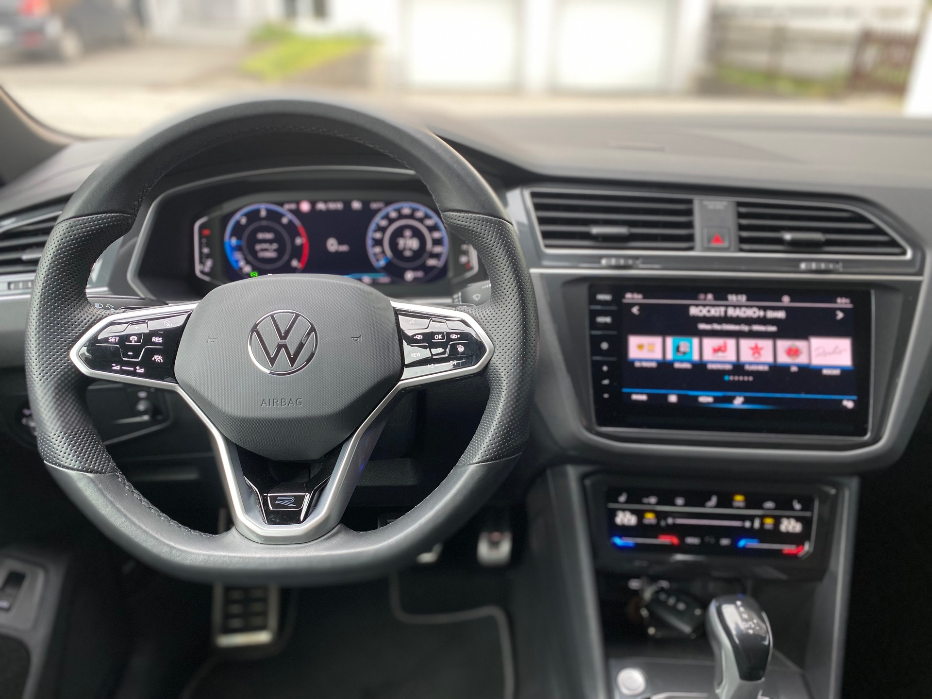 VW Tiguan 2.0 TDI SCR R-Line 4Motion DSG-image-5