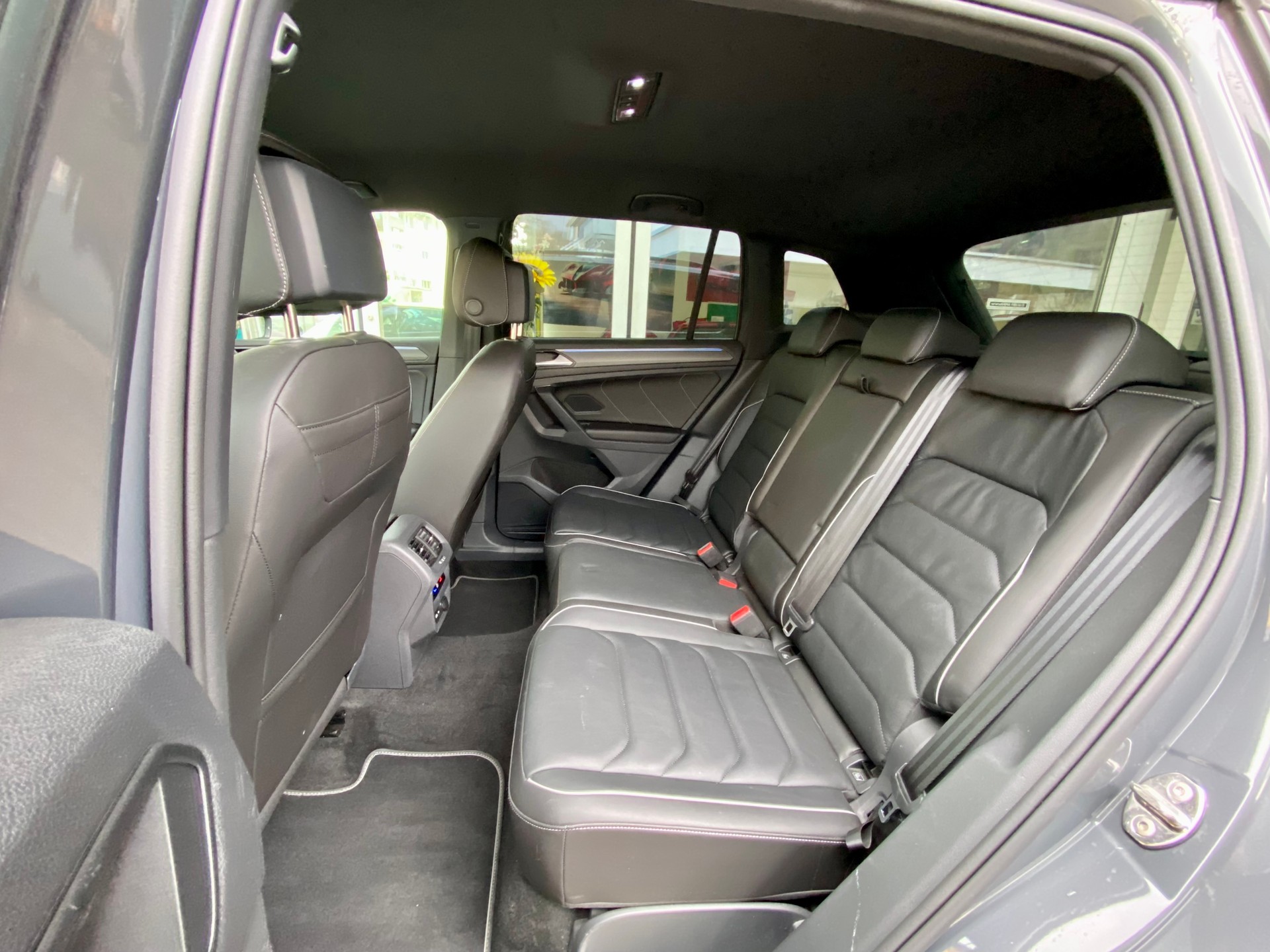 VW Tiguan 2.0 TDI SCR R-Line 4Motion DSG-image-9