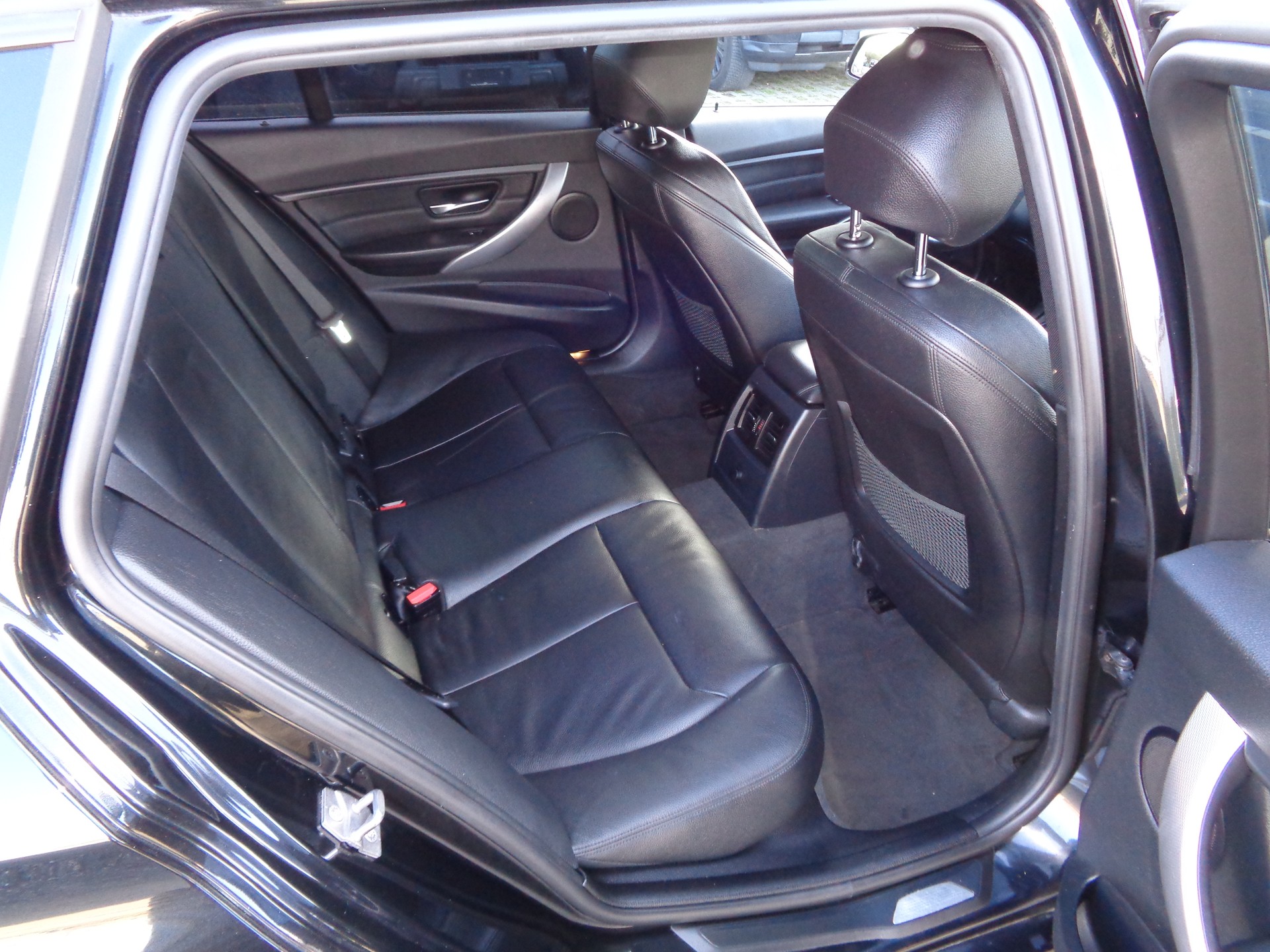 BMW 320d Touring-image-6