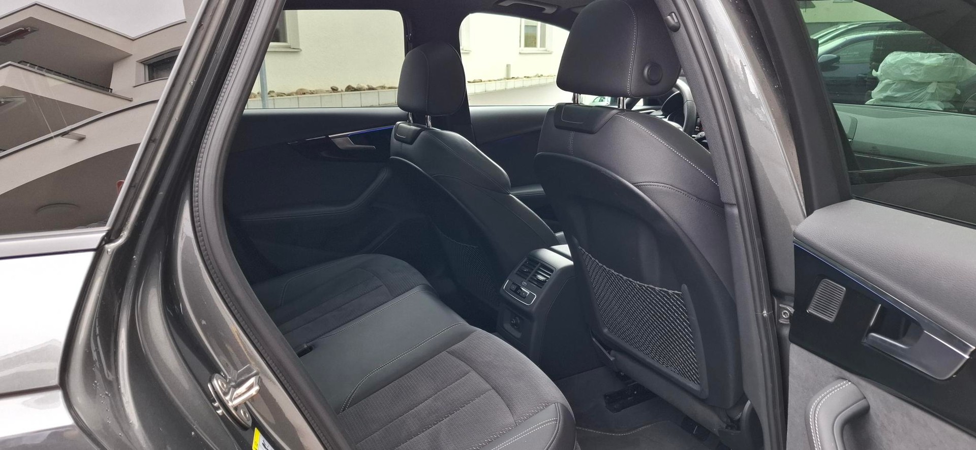AUDI A4 Avant 40 TDI S line Attraction quattro S-tronic-image-9