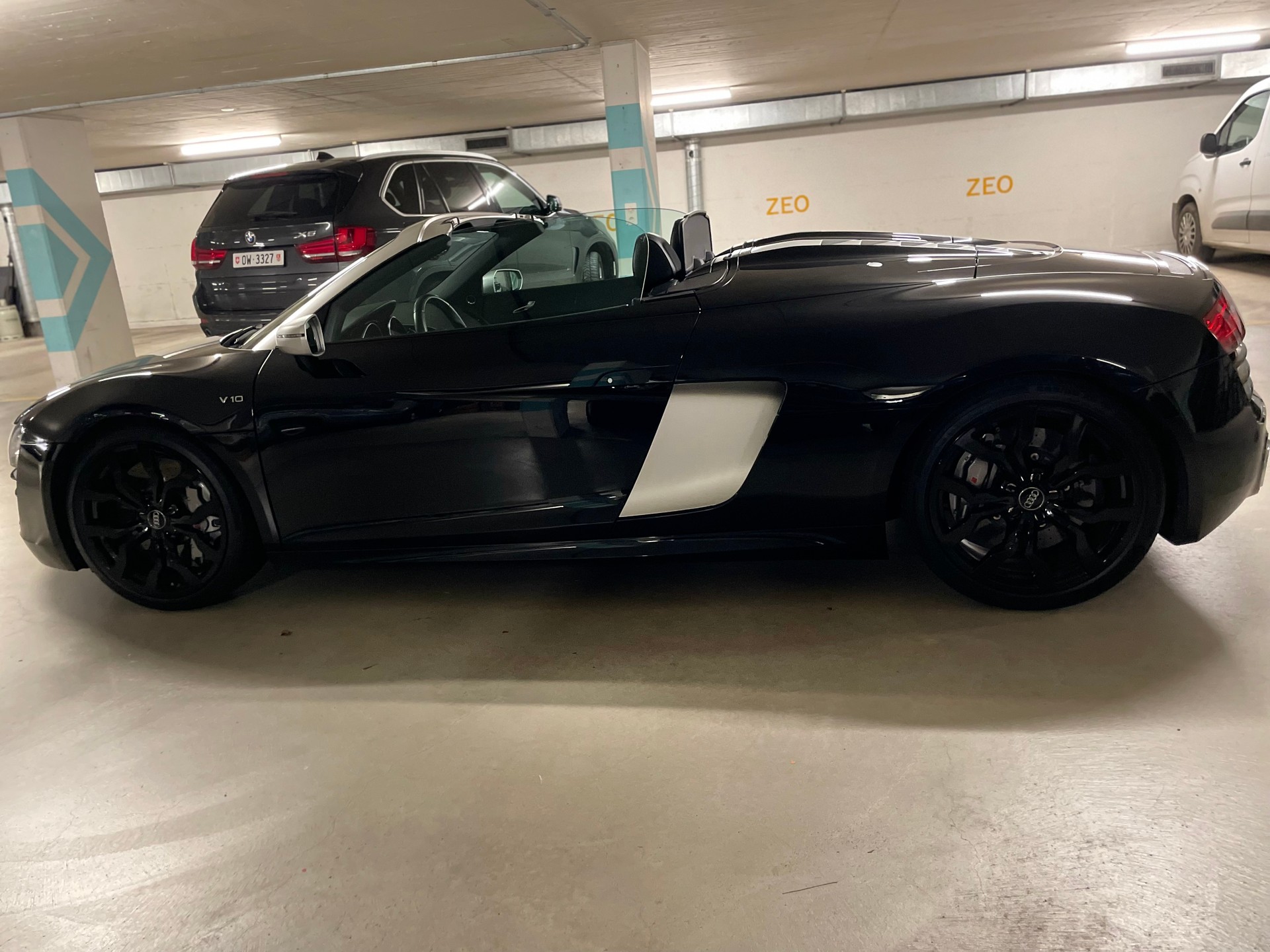 AUDI R8 Spyder 5.2 S-Tronic-image-6