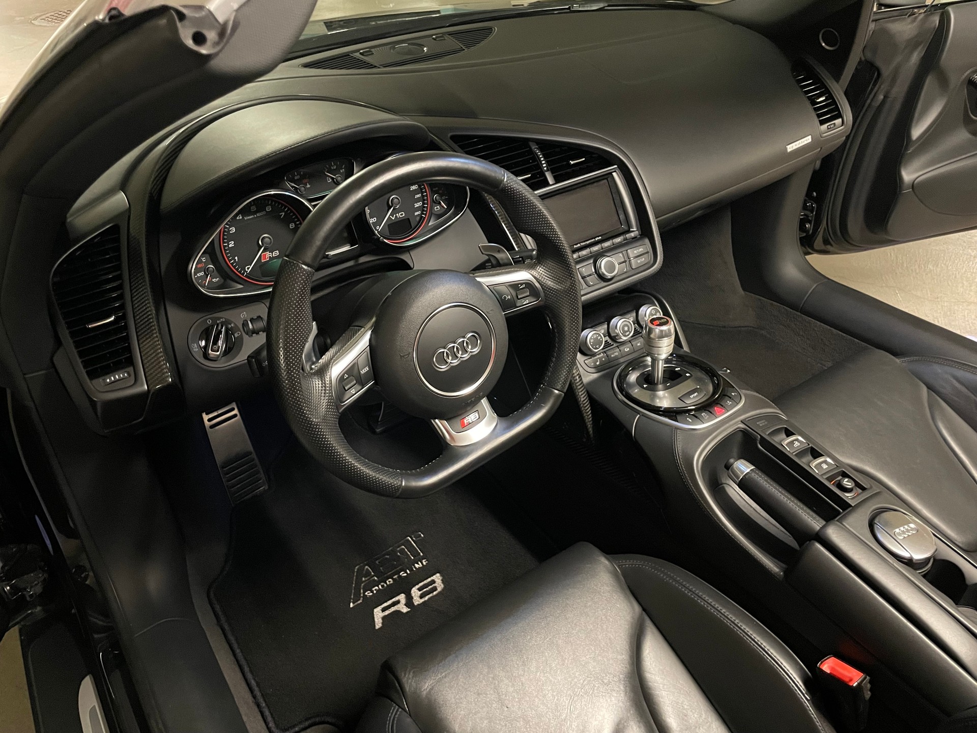 AUDI R8 Spyder 5.2 S-Tronic-image-13