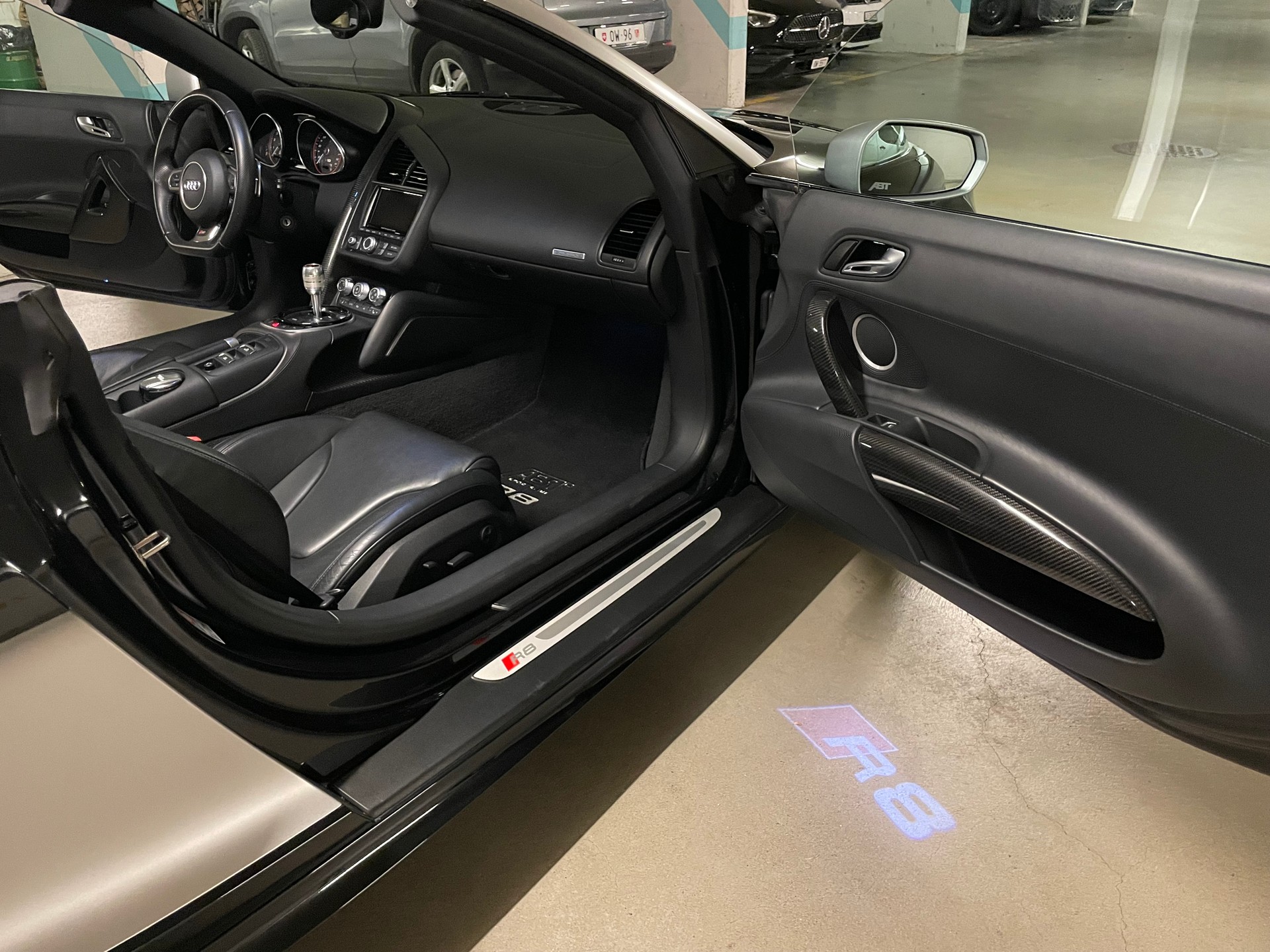 AUDI R8 Spyder 5.2 S-Tronic-image-12