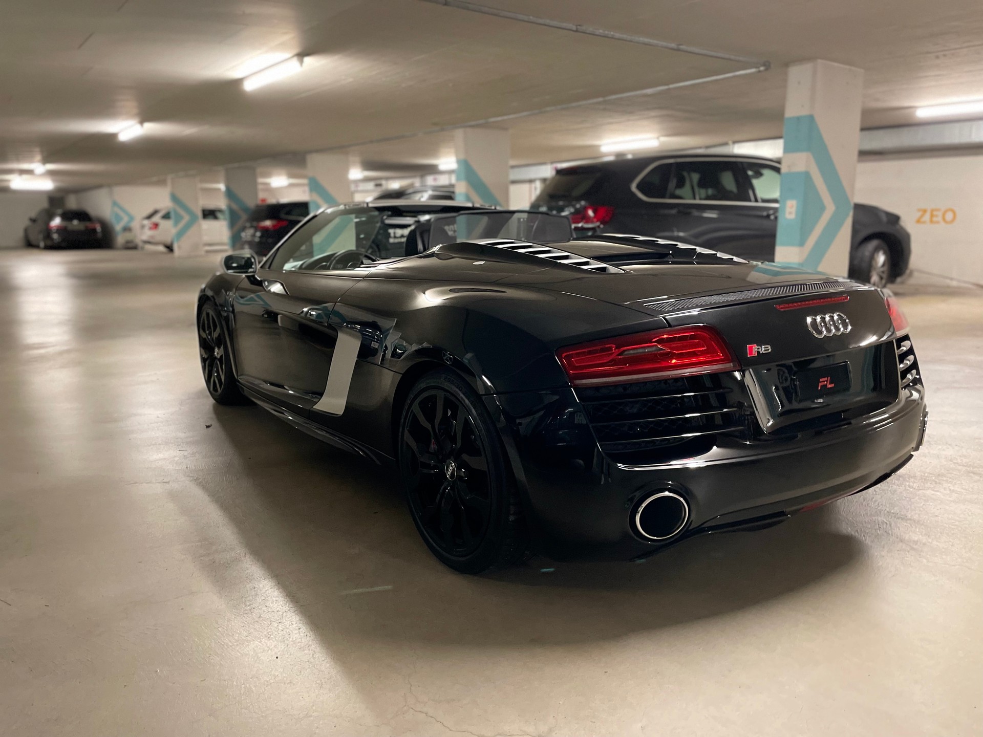 AUDI R8 Spyder 5.2 S-Tronic-image-5