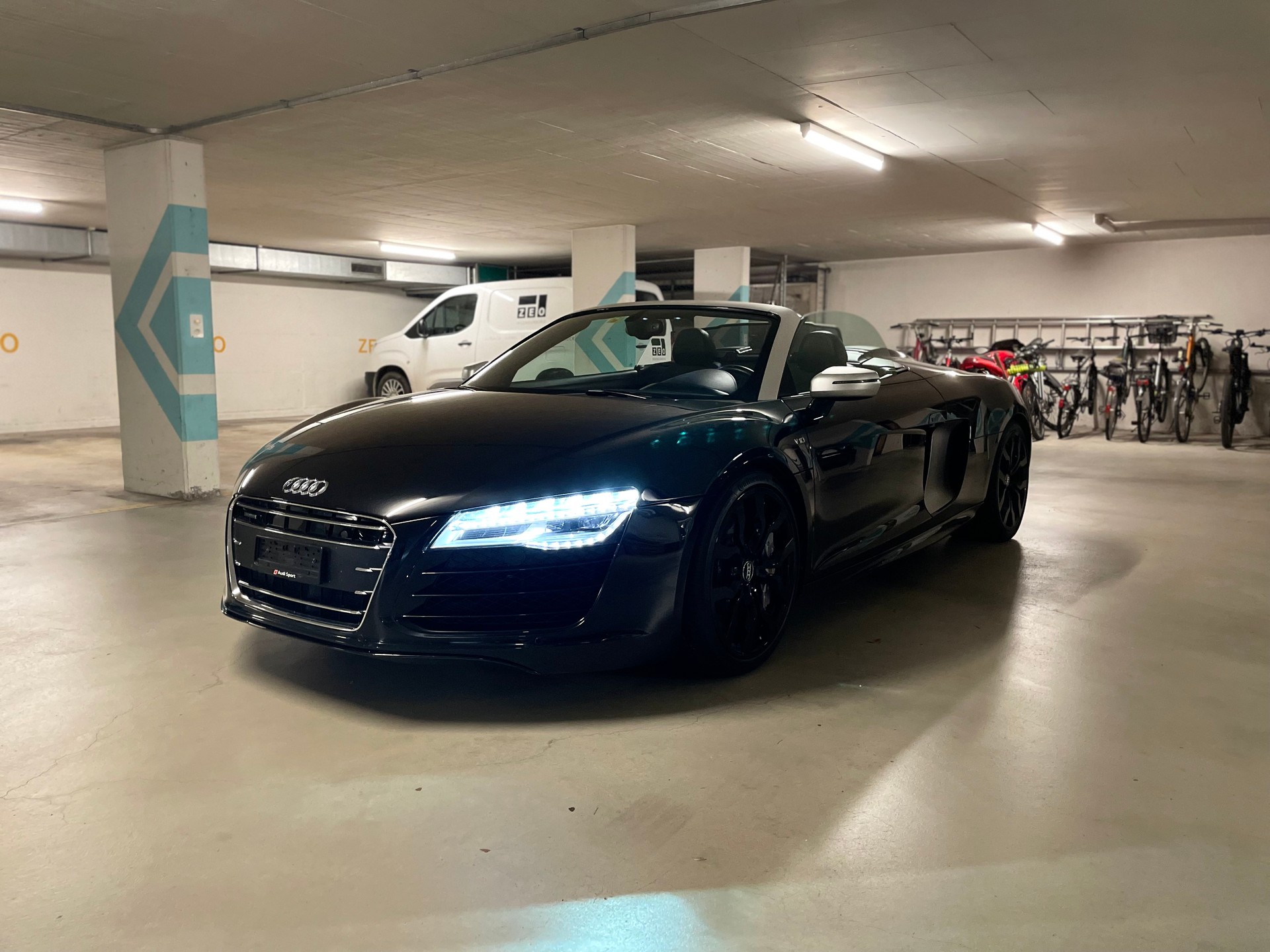 AUDI R8 Spyder 5.2 S-Tronic-image-9
