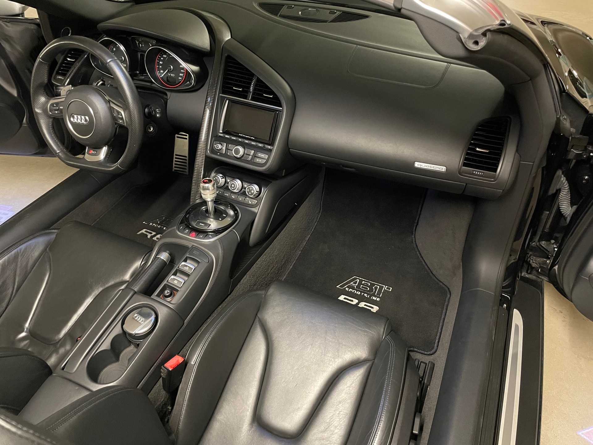 AUDI R8 Spyder 5.2 S-Tronic-image-11