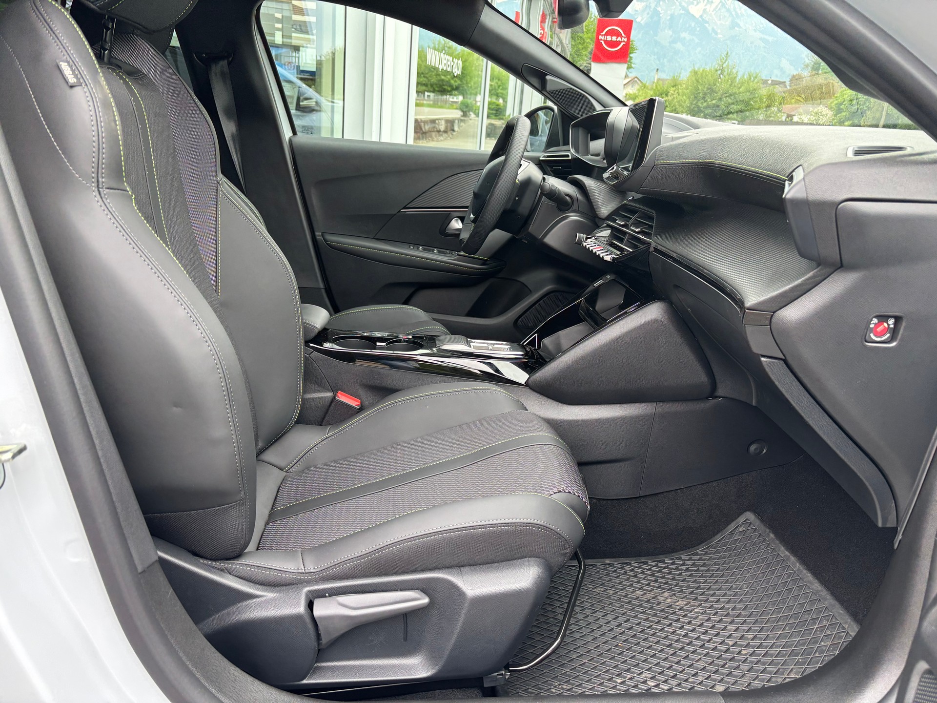 PEUGEOT 208 1.2 MHEV 145 GT-image-7