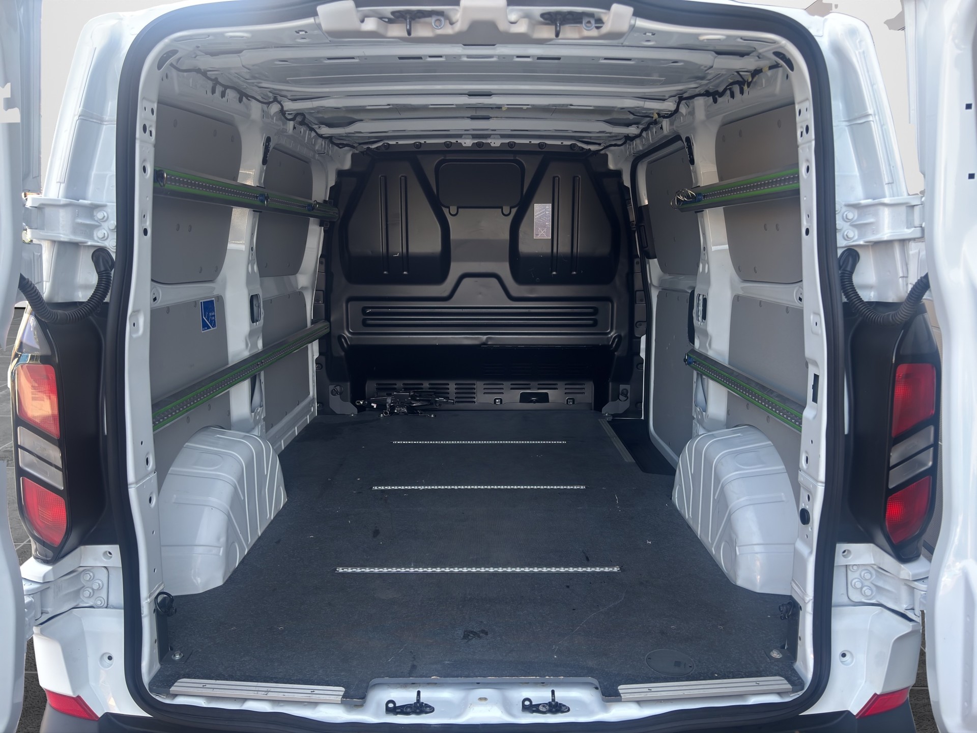 FORD Transit C Van 320 L1 2.0 EcoBlue 136 Trend-image-11