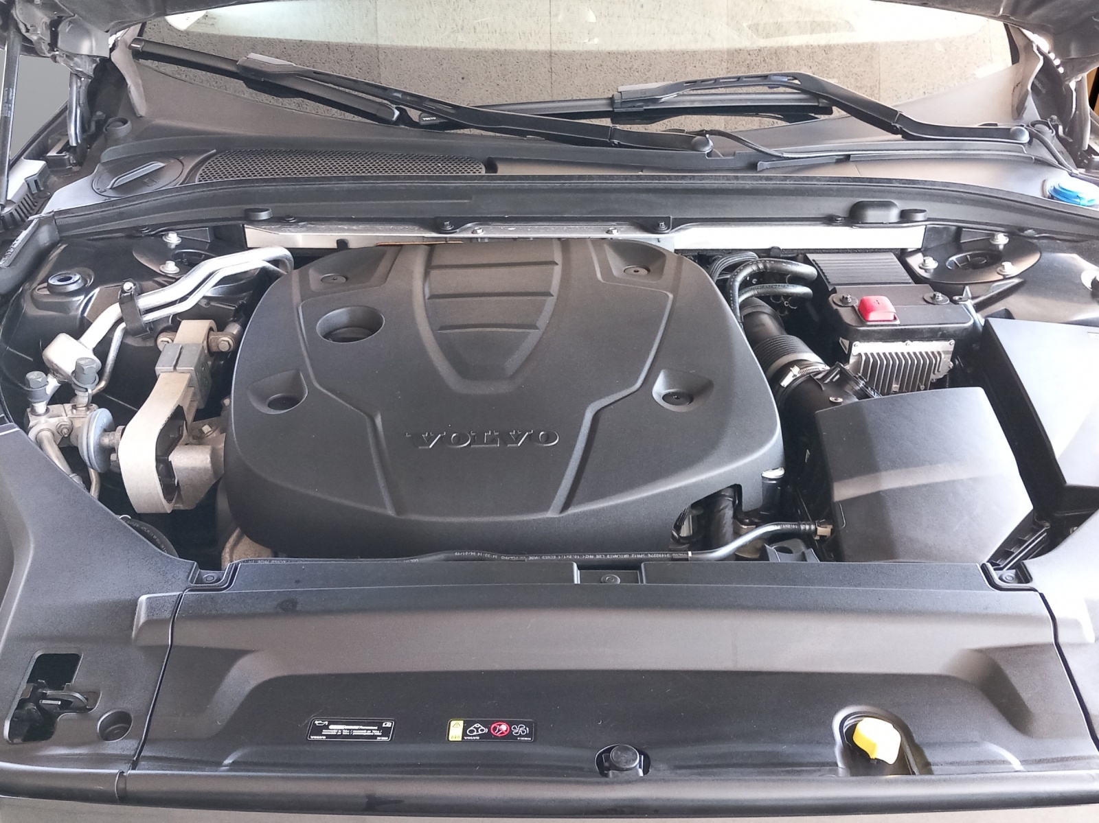 VOLVO V90 2.0 D5 Inscription AWD-image-24