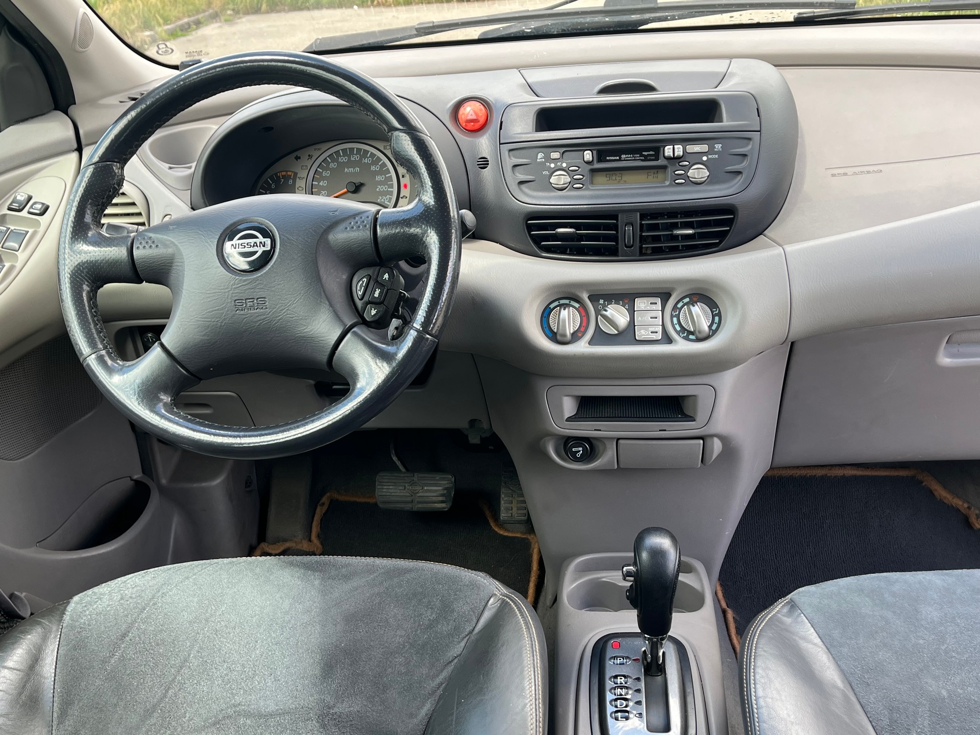 NISSAN Almera Tino 2.0 16V Luxury-image-9