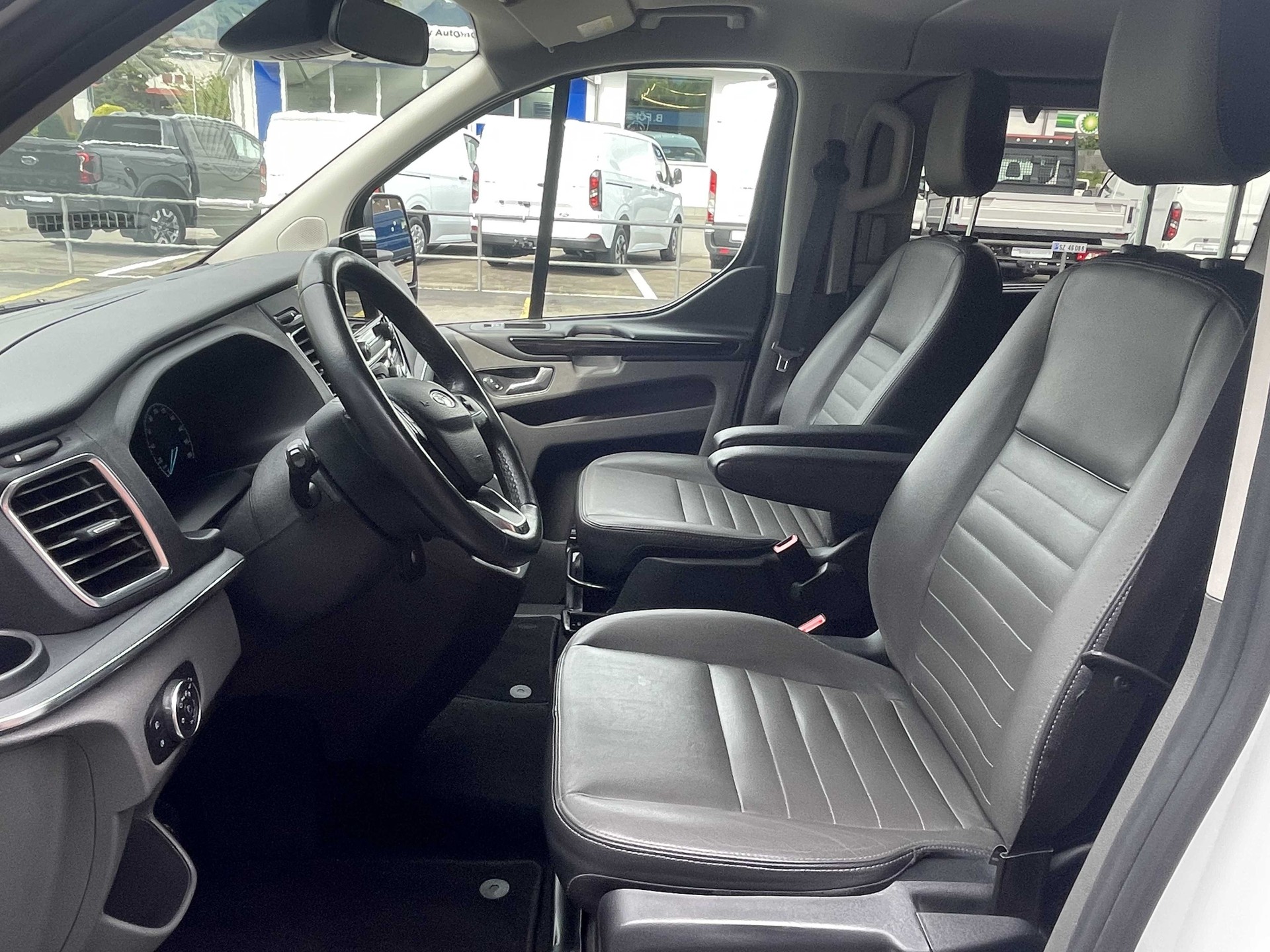 FORD Tourneo Custom Bus 310 L1 2.0 TDCi 170PS Titanium-image-9