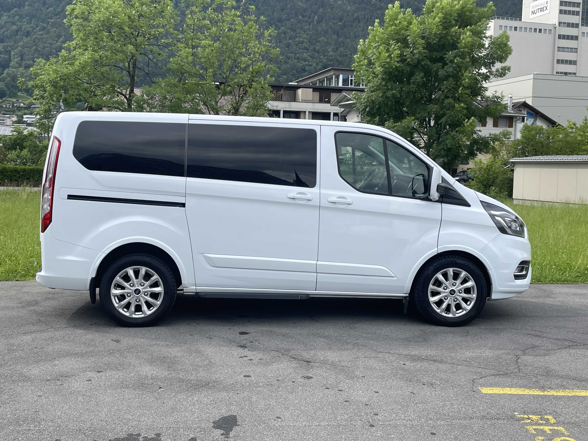 FORD Tourneo Custom Bus 310 L1 2.0 TDCi 170PS Titanium-image-6