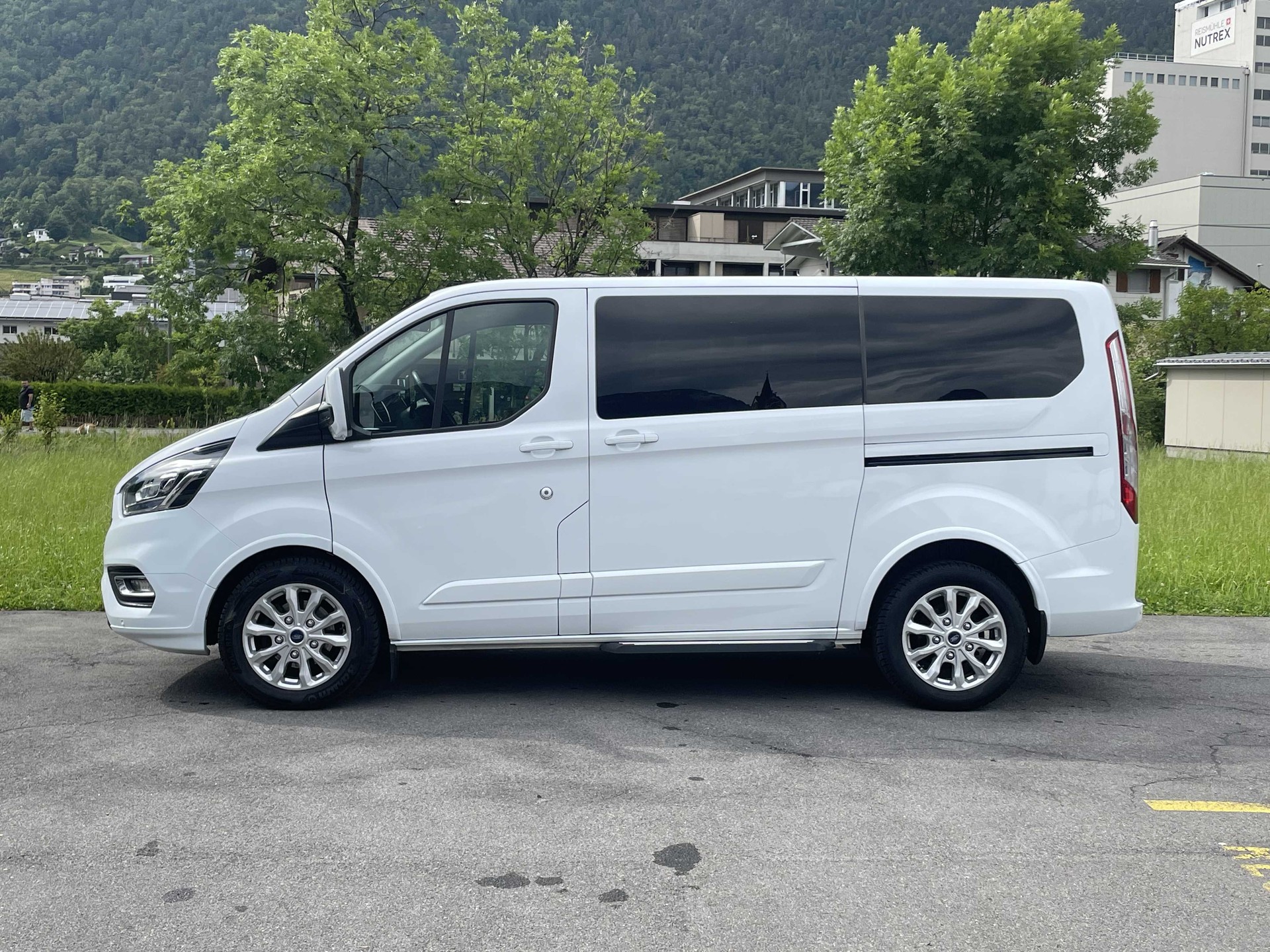 FORD Tourneo Custom Bus 310 L1 2.0 TDCi 170PS Titanium-image-2