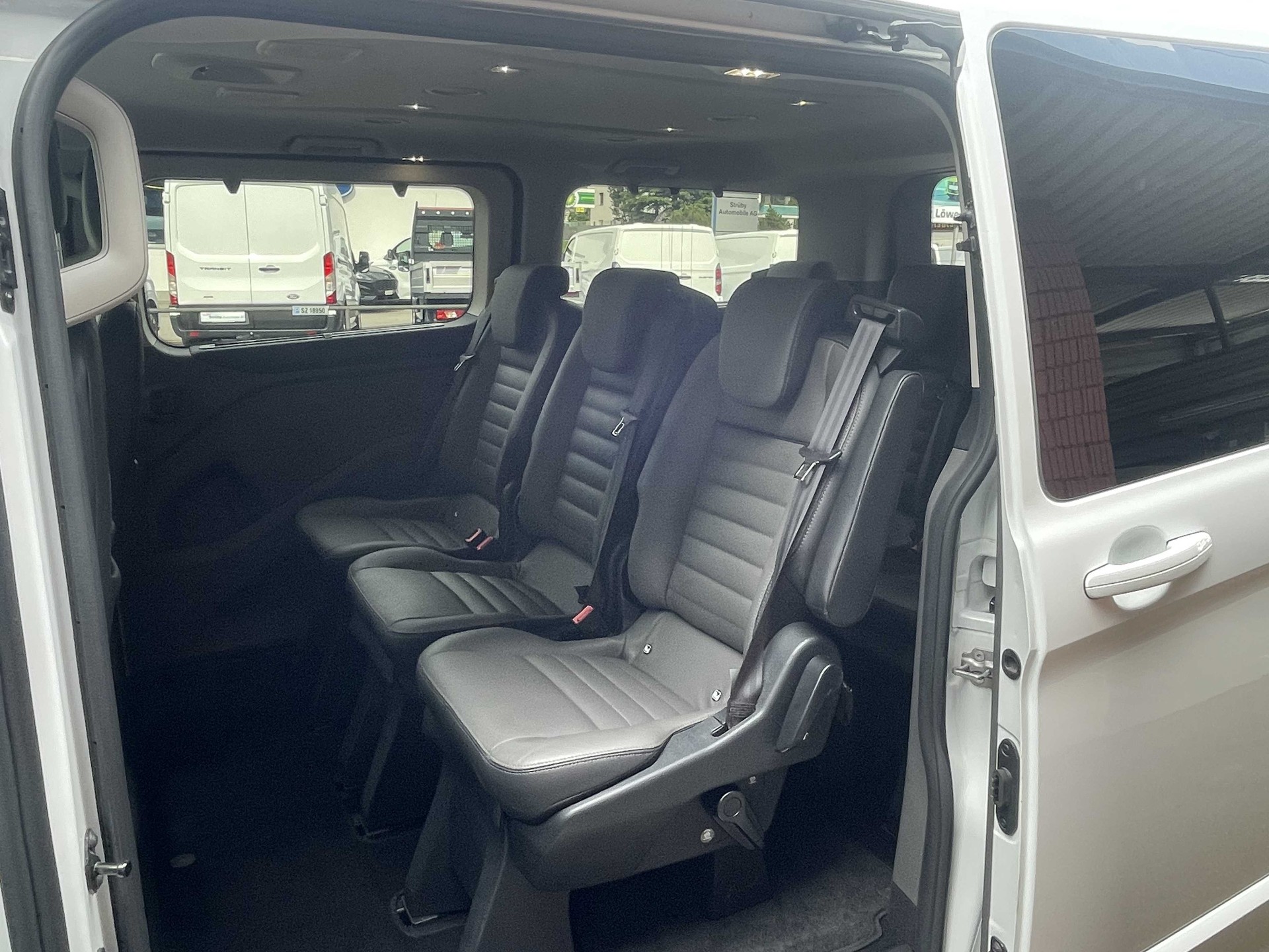 FORD Tourneo Custom Bus 310 L1 2.0 TDCi 170PS Titanium-image-11