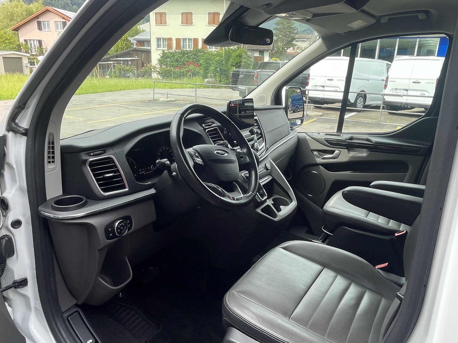 FORD Tourneo Custom Bus 310 L1 2.0 TDCi 170PS Titanium-image-8