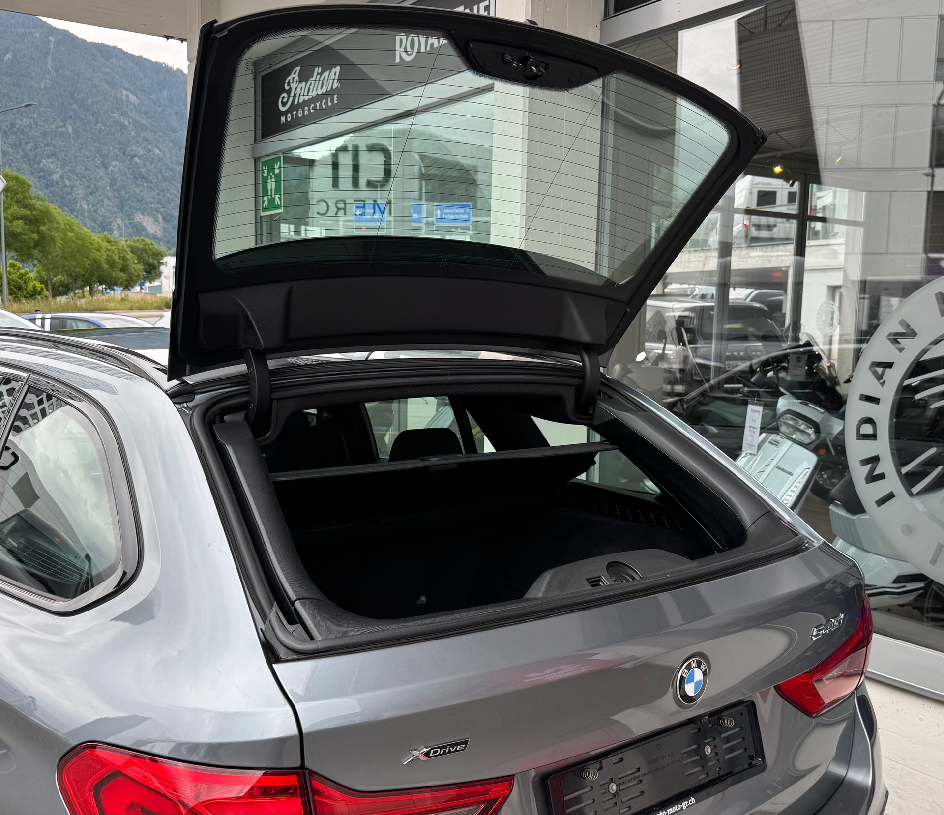 BMW 540i xDrive Touring M Sport Steptronic-image-4