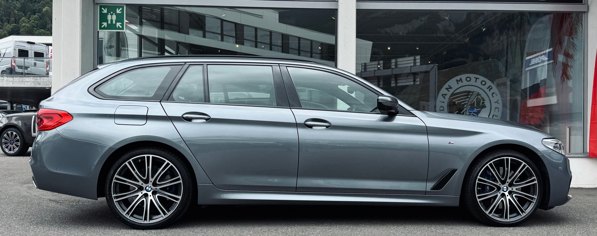 BMW 540i xDrive Touring M Sport Steptronic-image-1
