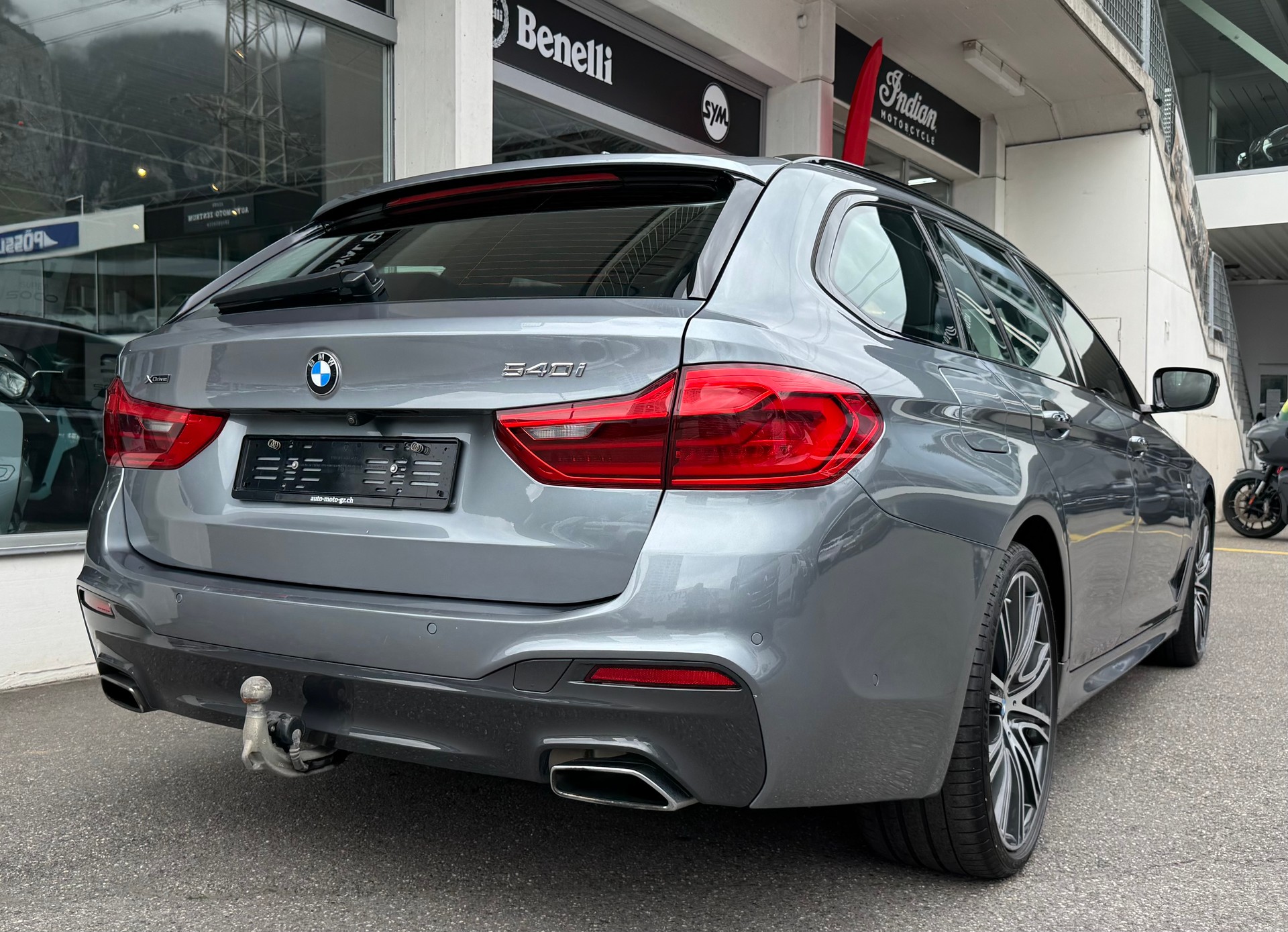BMW 540i xDrive Touring M Sport Steptronic-image-5