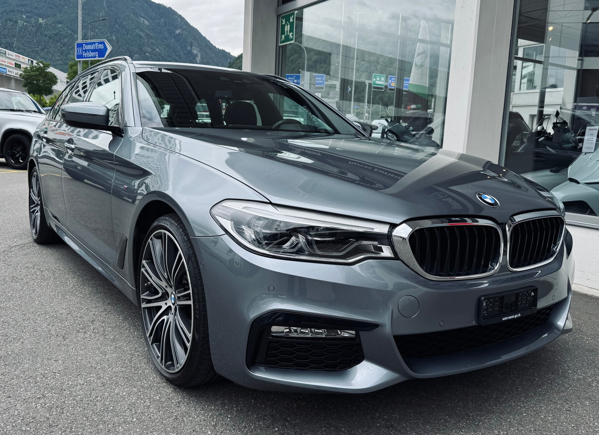 BMW 540i xDrive Touring M Sport Steptronic-image-0