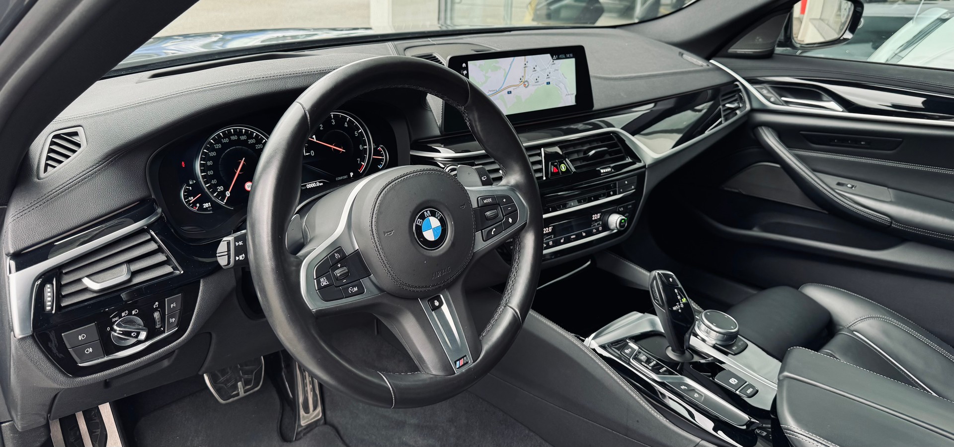 BMW 540i xDrive Touring M Sport Steptronic-image-7