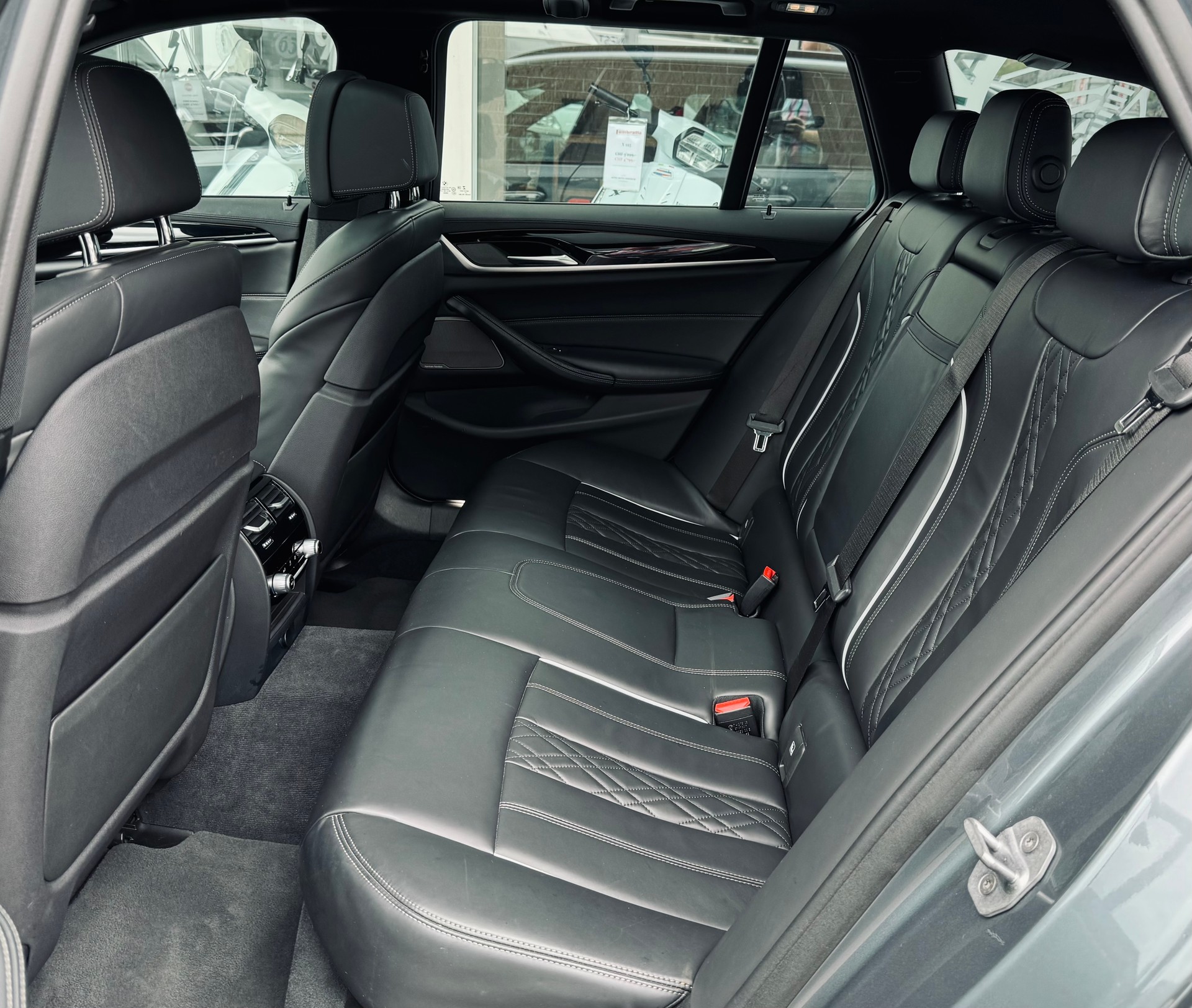 BMW 540i xDrive Touring M Sport Steptronic-image-11
