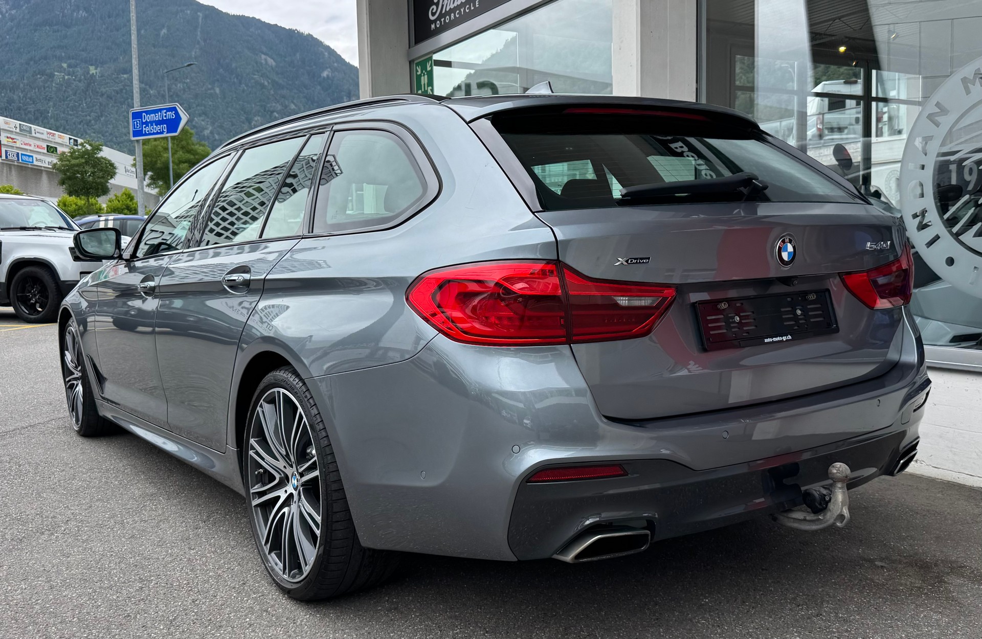 BMW 540i xDrive Touring M Sport Steptronic-image-3