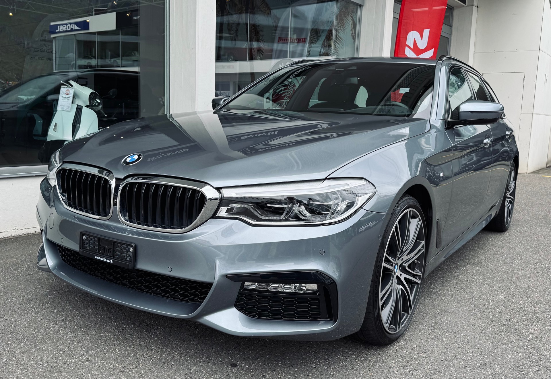 BMW 540i xDrive Touring M Sport Steptronic-image-6