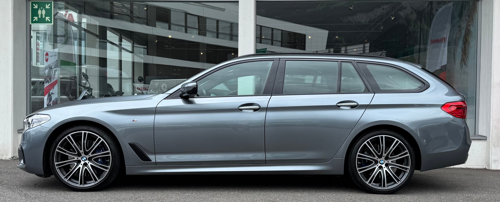 BMW 540i xDrive Touring M Sport Steptronic-image-2