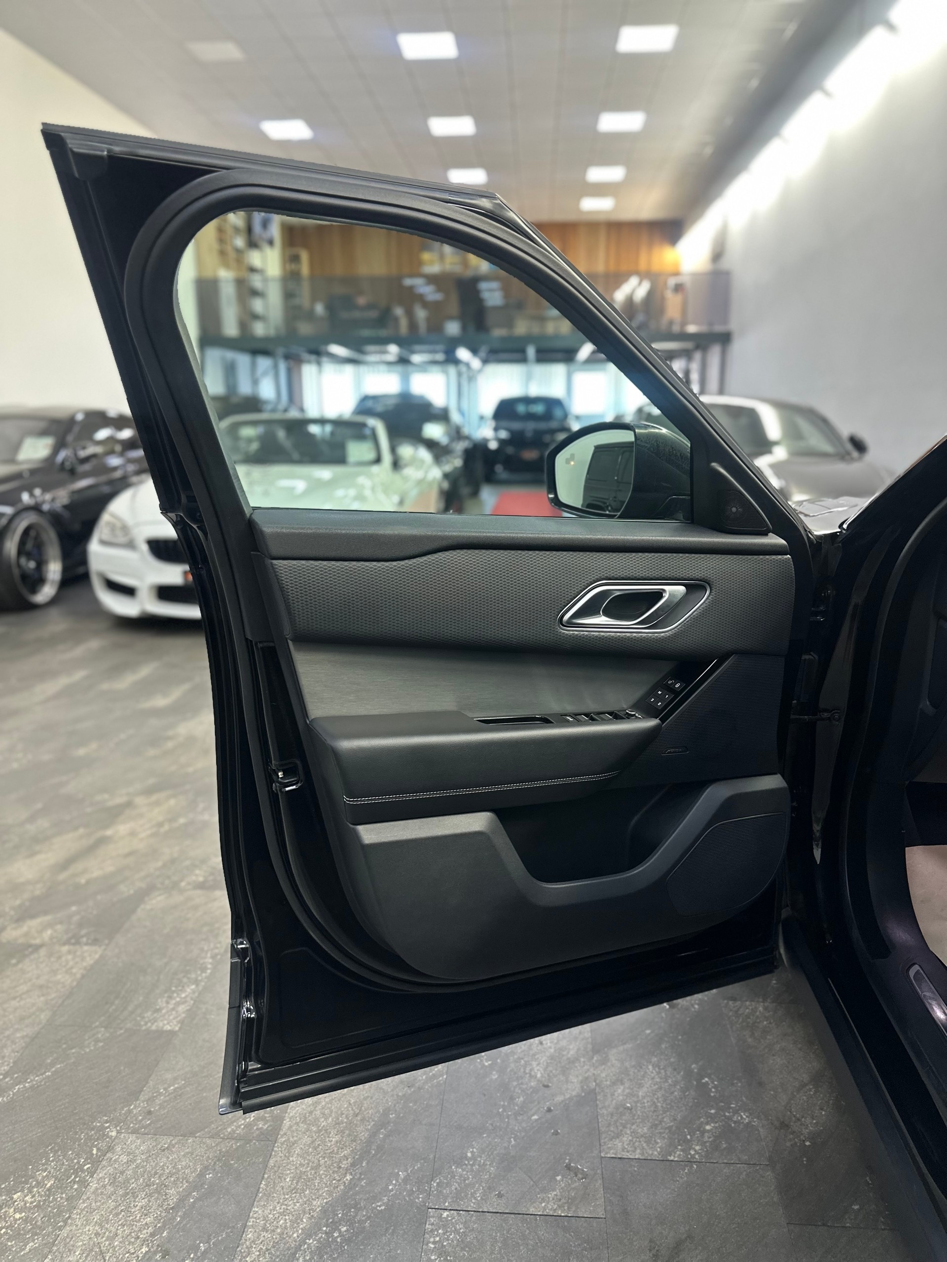 LAND ROVER Range Rover Velar P 300 SE Automatic-image-18