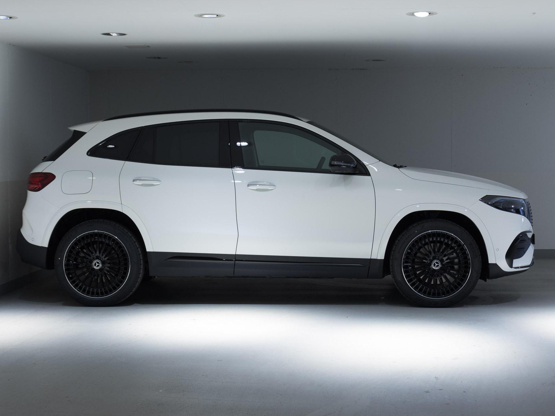 MERCEDES-BENZ EQA 350 4MATIC-image-1