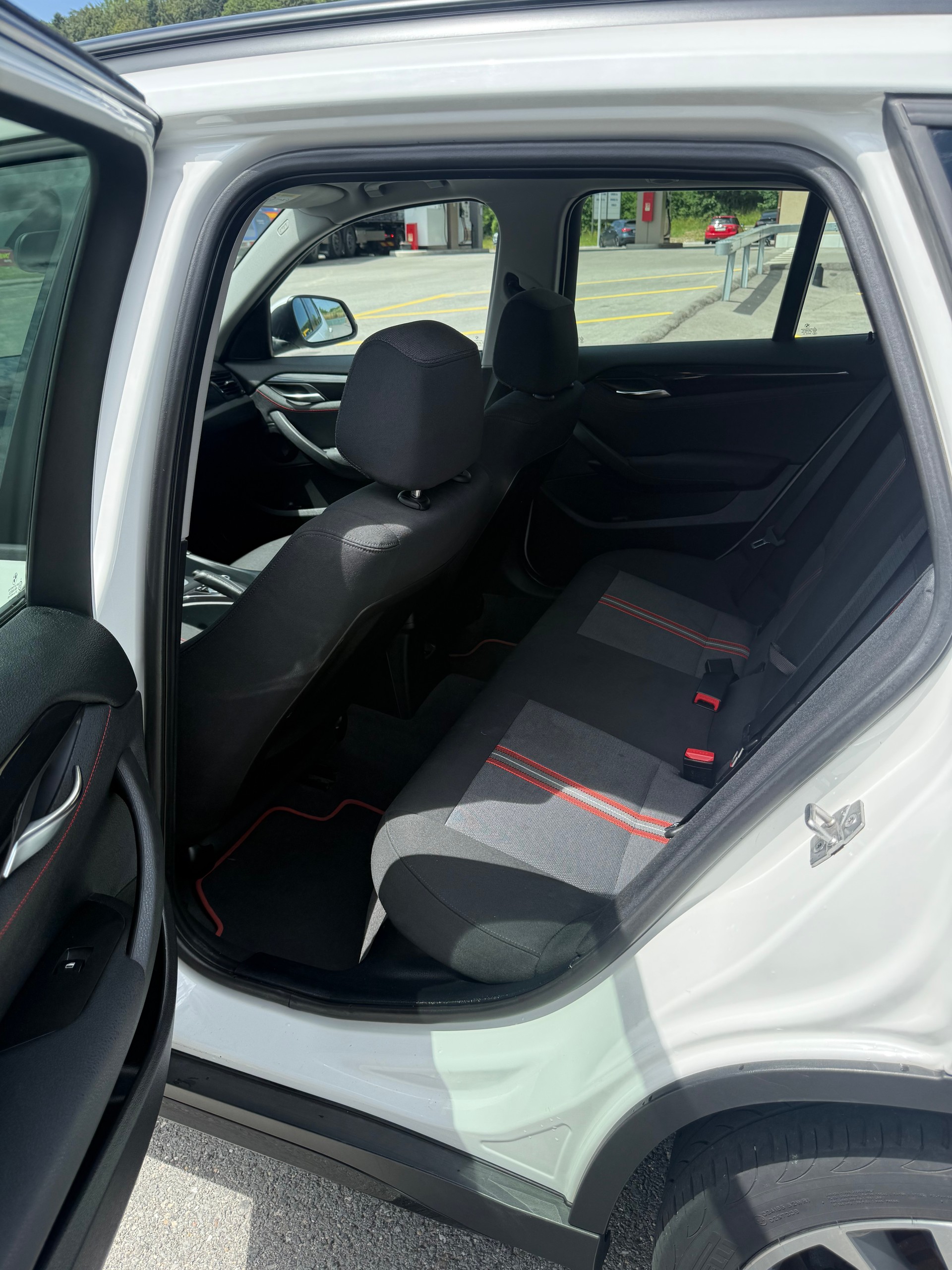 BMW X1 xDrive 18d Sport Line Steptronic (1er mains)-image-8