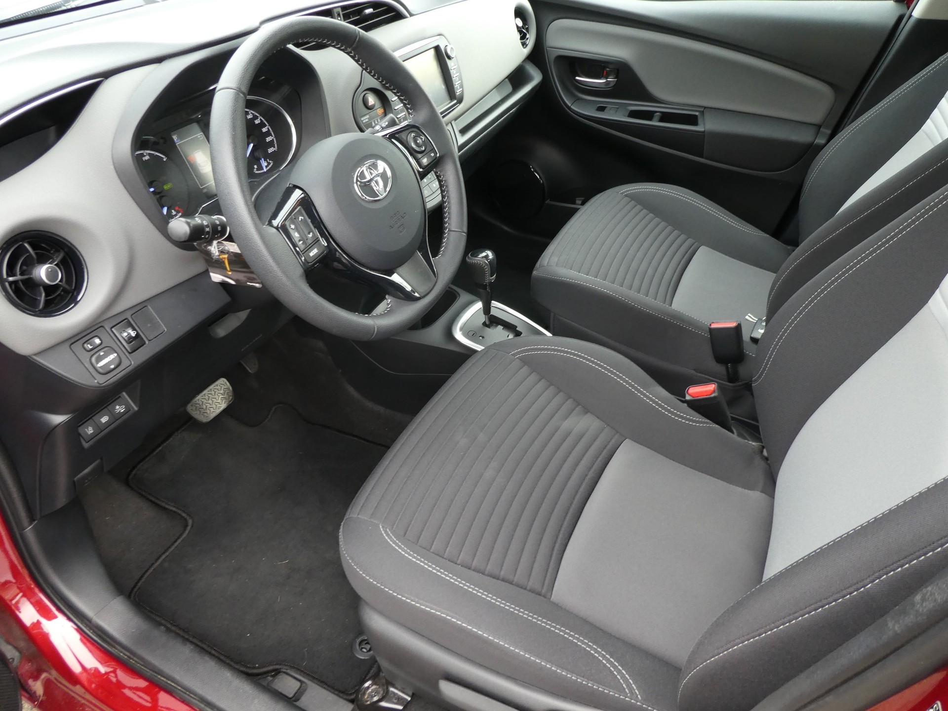 TOYOTA YARIS 1.5 Hybrid Luna-image-3