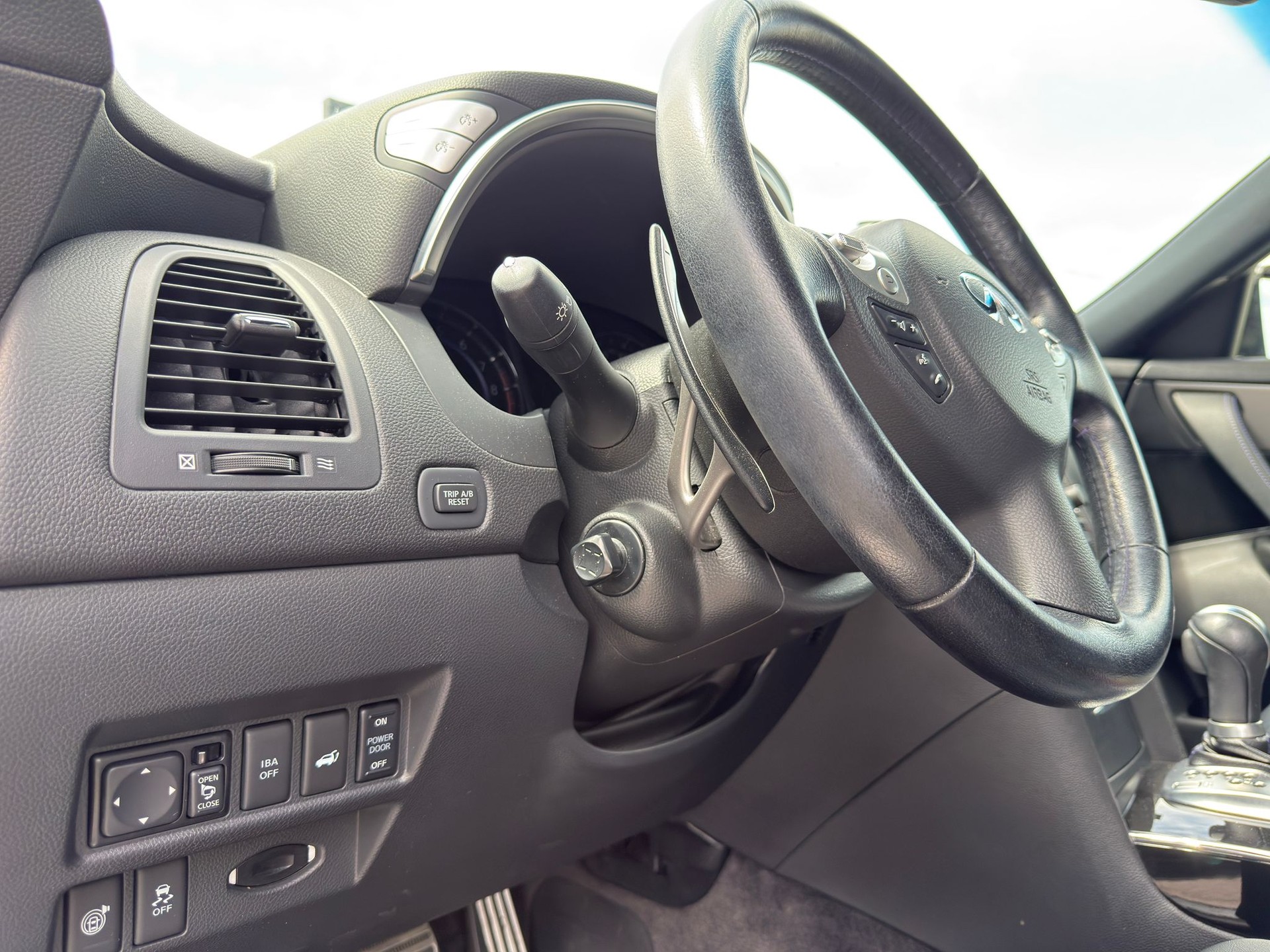INFINITI QX70 3.7 Ultimate AWD Automatic-image-11